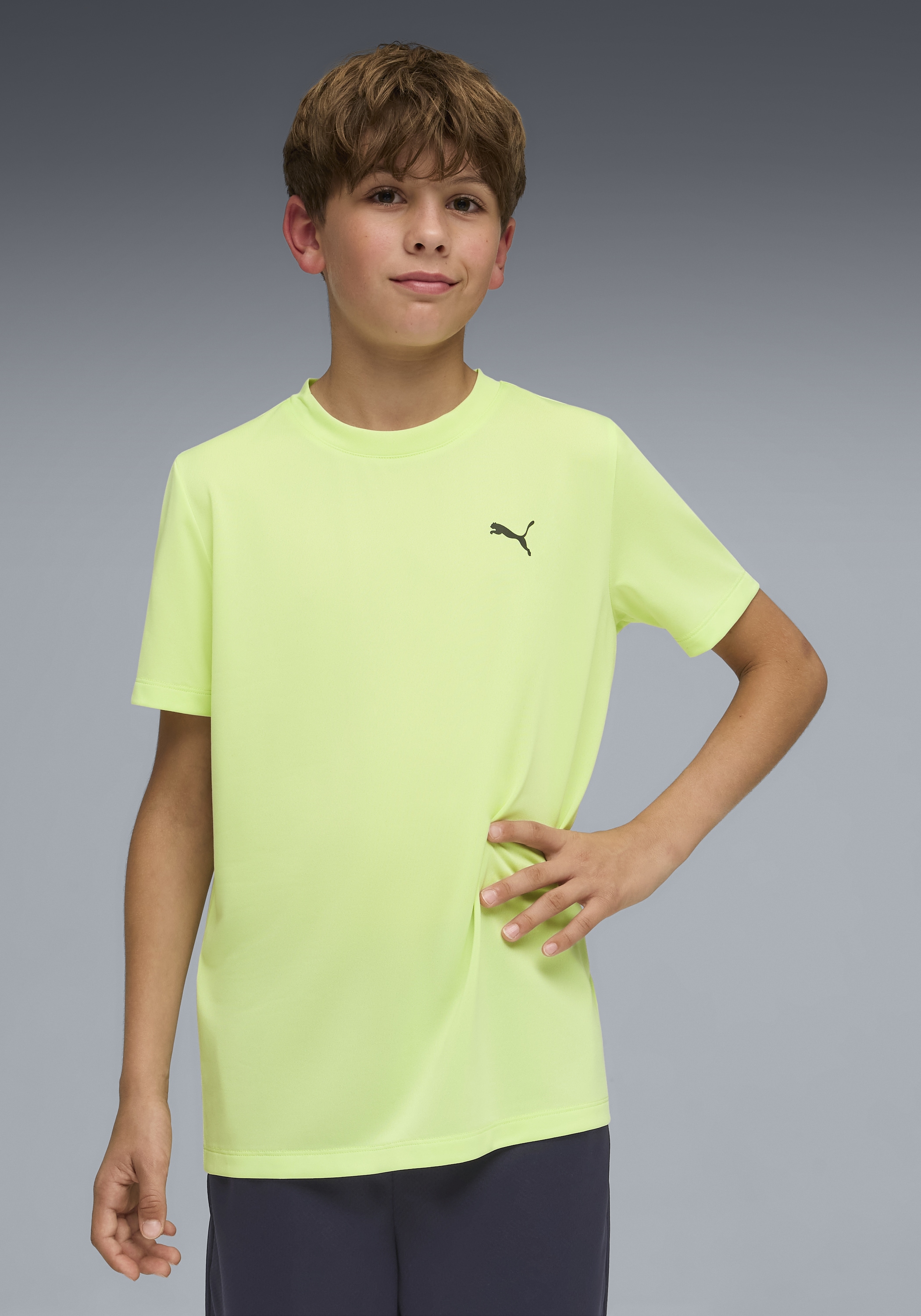 PUMA T-Shirt "TAD ESS TEE B" ergonomische Schnitte, kurze Ärmel, sportlicher Stil