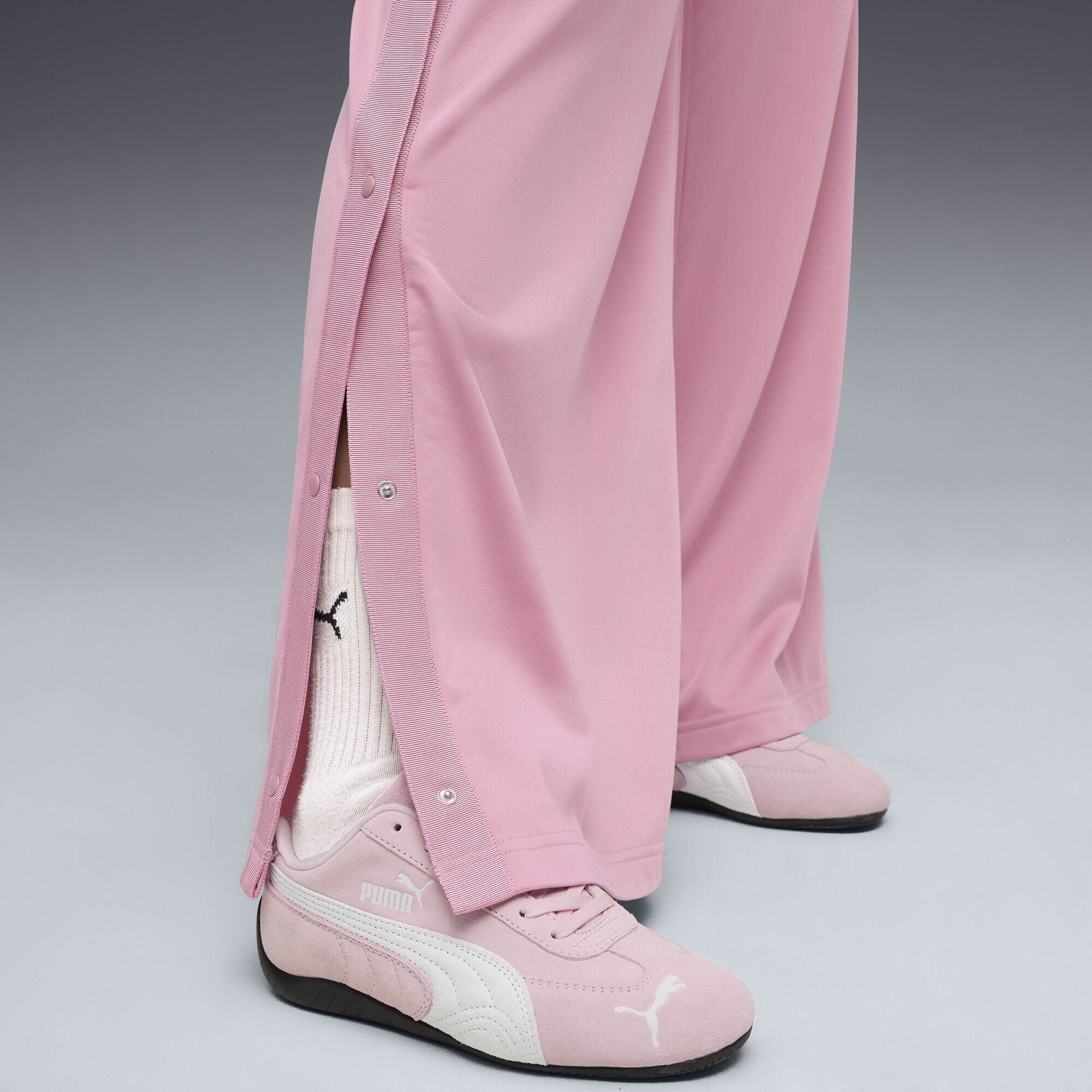 PUMA Sporthose »WARDROBE Essentials Low Rise Popper Hose Damen«