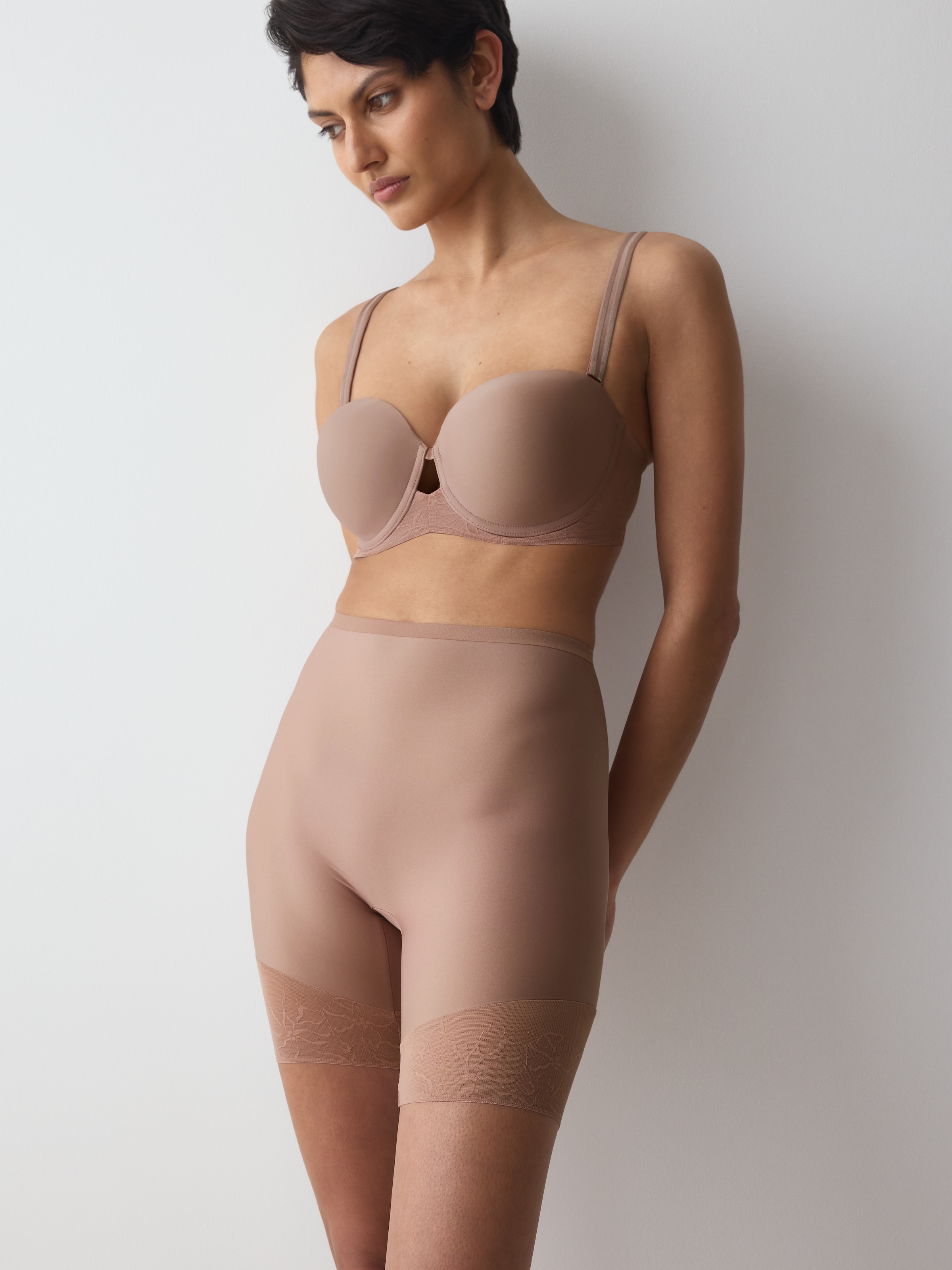 Triumph Panty "Comfort Contour Mid-Thigh Panty" flache formende Spitze