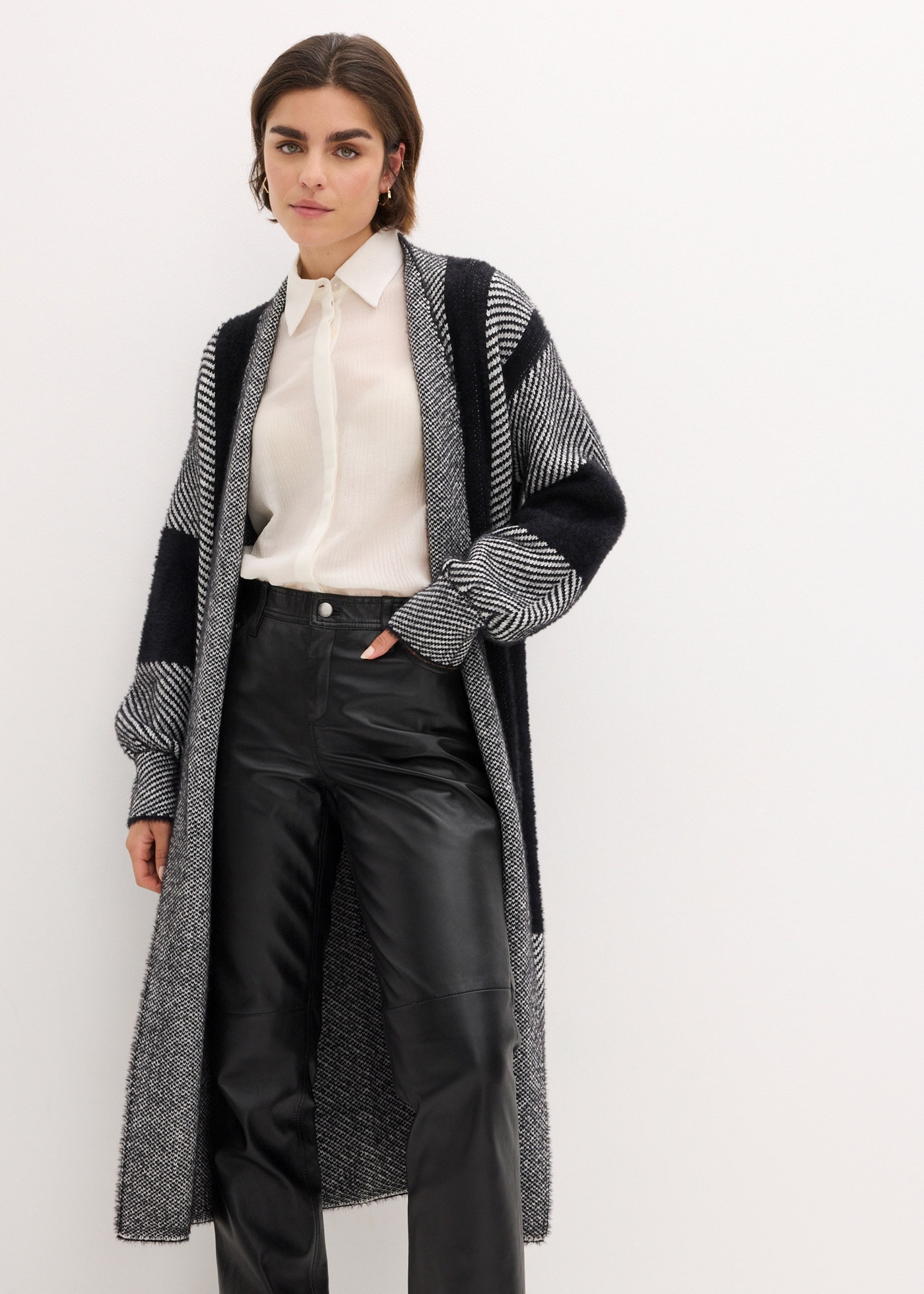 bonprix Strickmantel "Strickmantel" mit grafischem Design, knieumspielende Länge, Oversize Passform