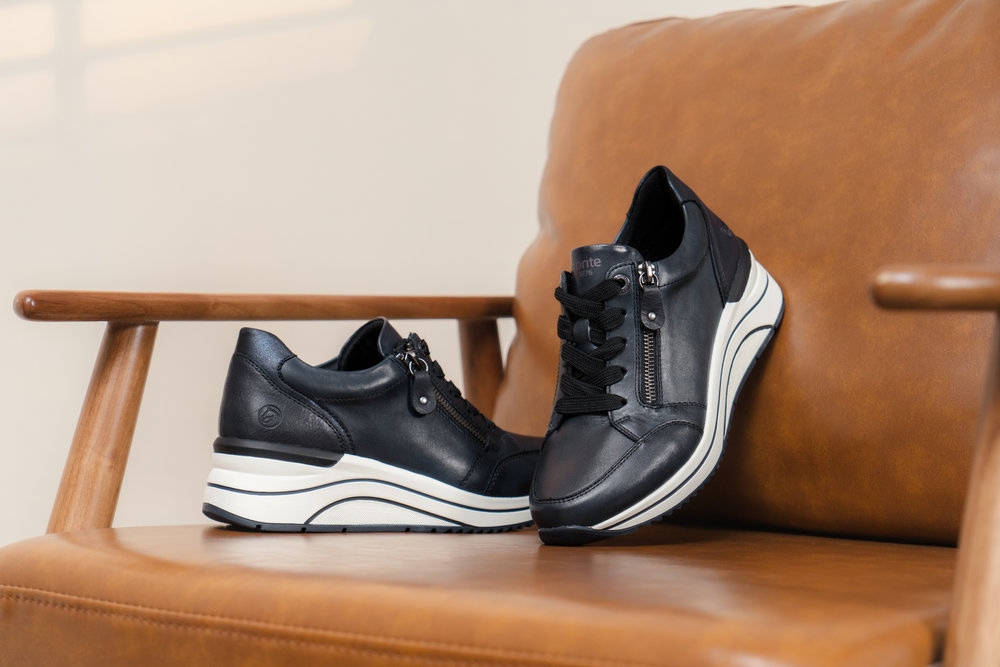 Remonte Keilsneaker, Freizeitschuh, Halbschuh, Schnürschuh mit goldfarbenem Logoanhänger