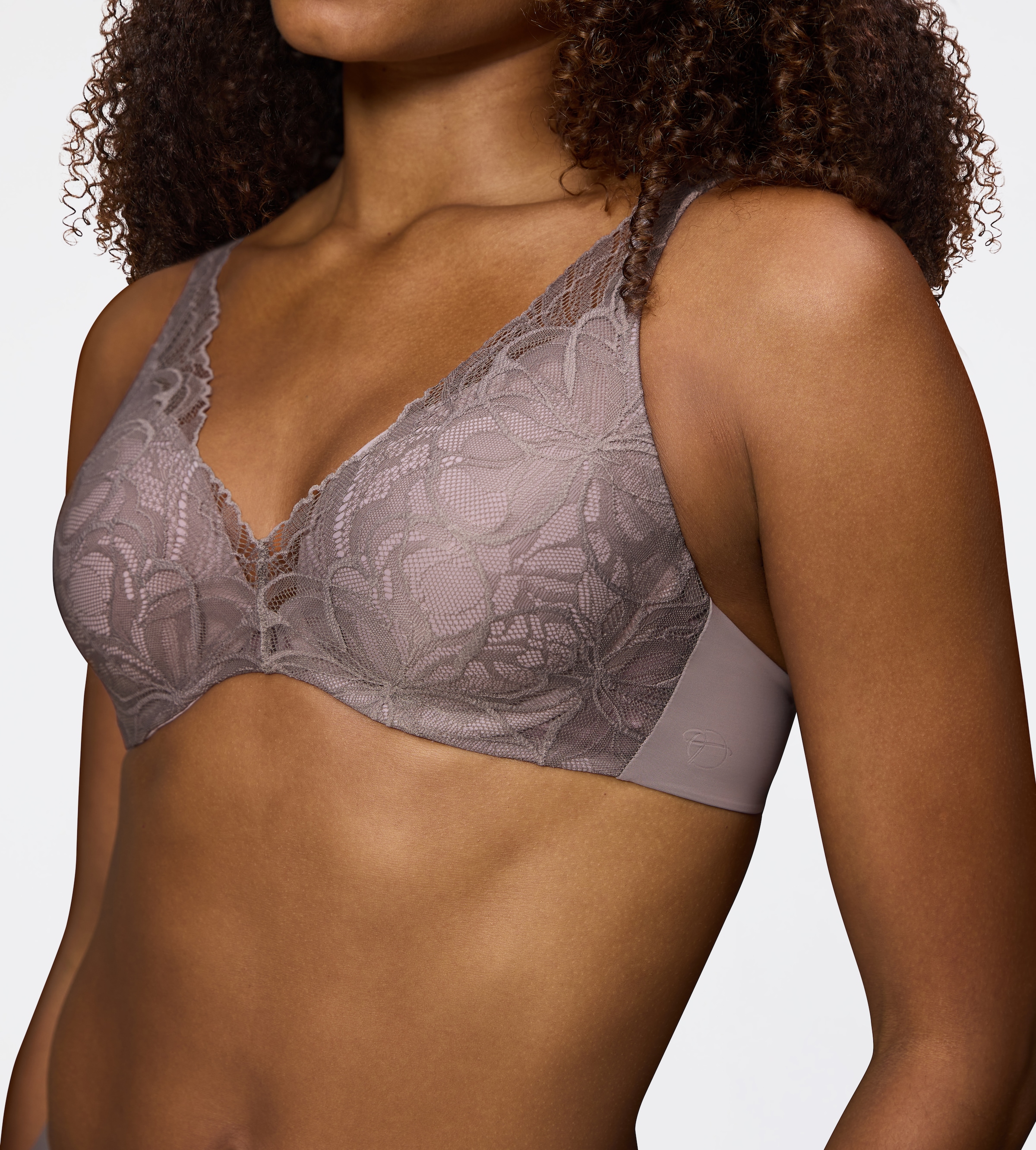 Triumph Bügel-BH »Body Make-Up Illusion Lace« Komfort-Bügel, wattiert, Spitze, weiche Microfaser, tiefes Dekolleté