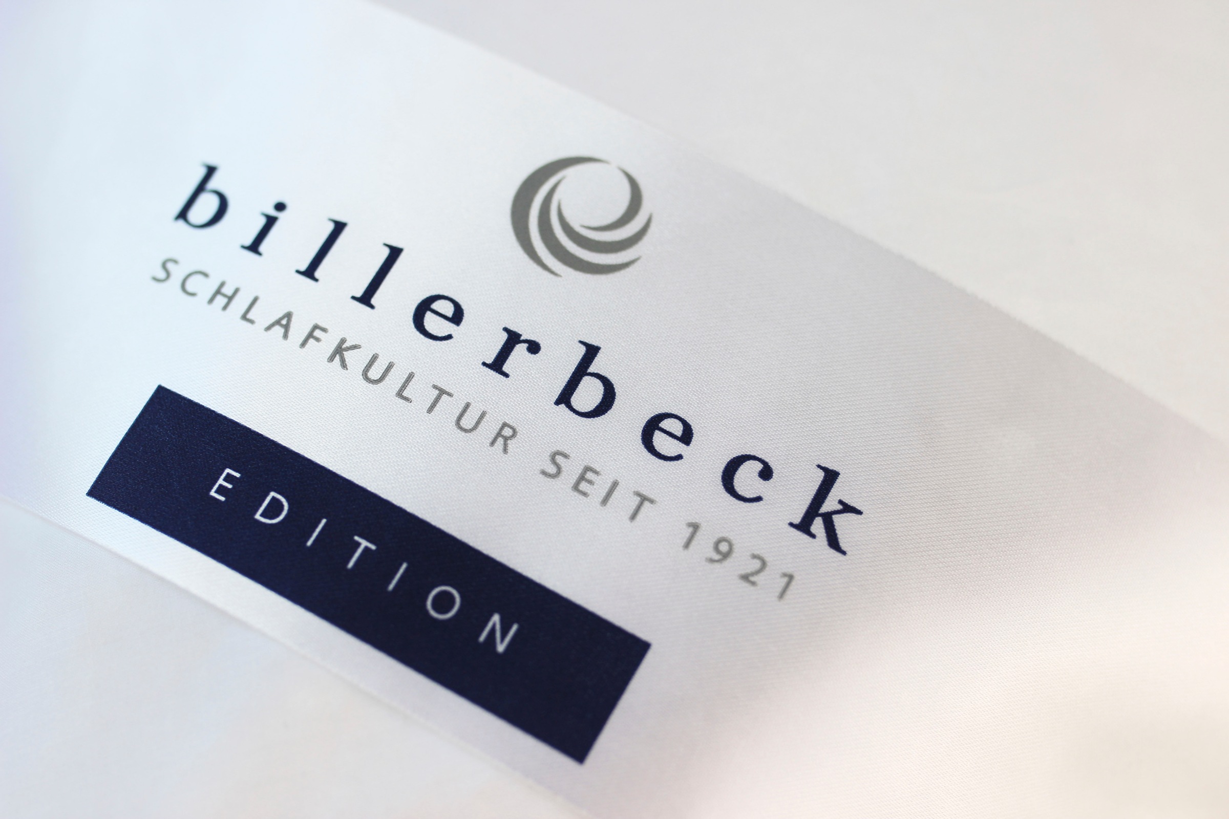 billerbeck Daunenbettdecke »E14 Greta, Bettdecke in 135x200 cm, 155x220 cm, Sommer, Winter«, warm, Füllung 90% Entendaune, 10% Entenfeder, Bezug 100% Baumwolle, (1 St.), Die Daunendecke mit dem blauen Engel