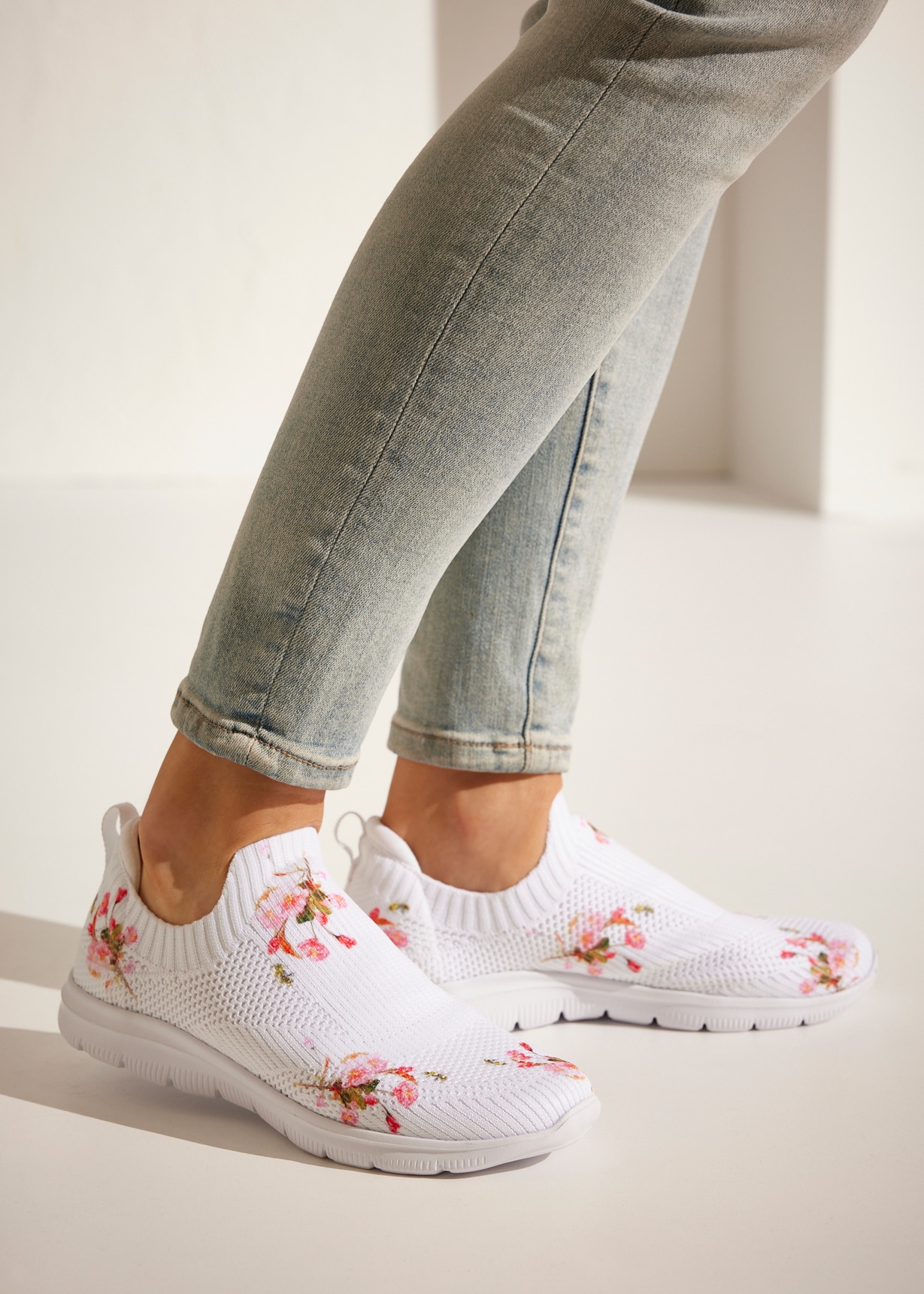 LASCANA Sneaker, zum Reinschlüpfen mit blumigem Muster VEGAN