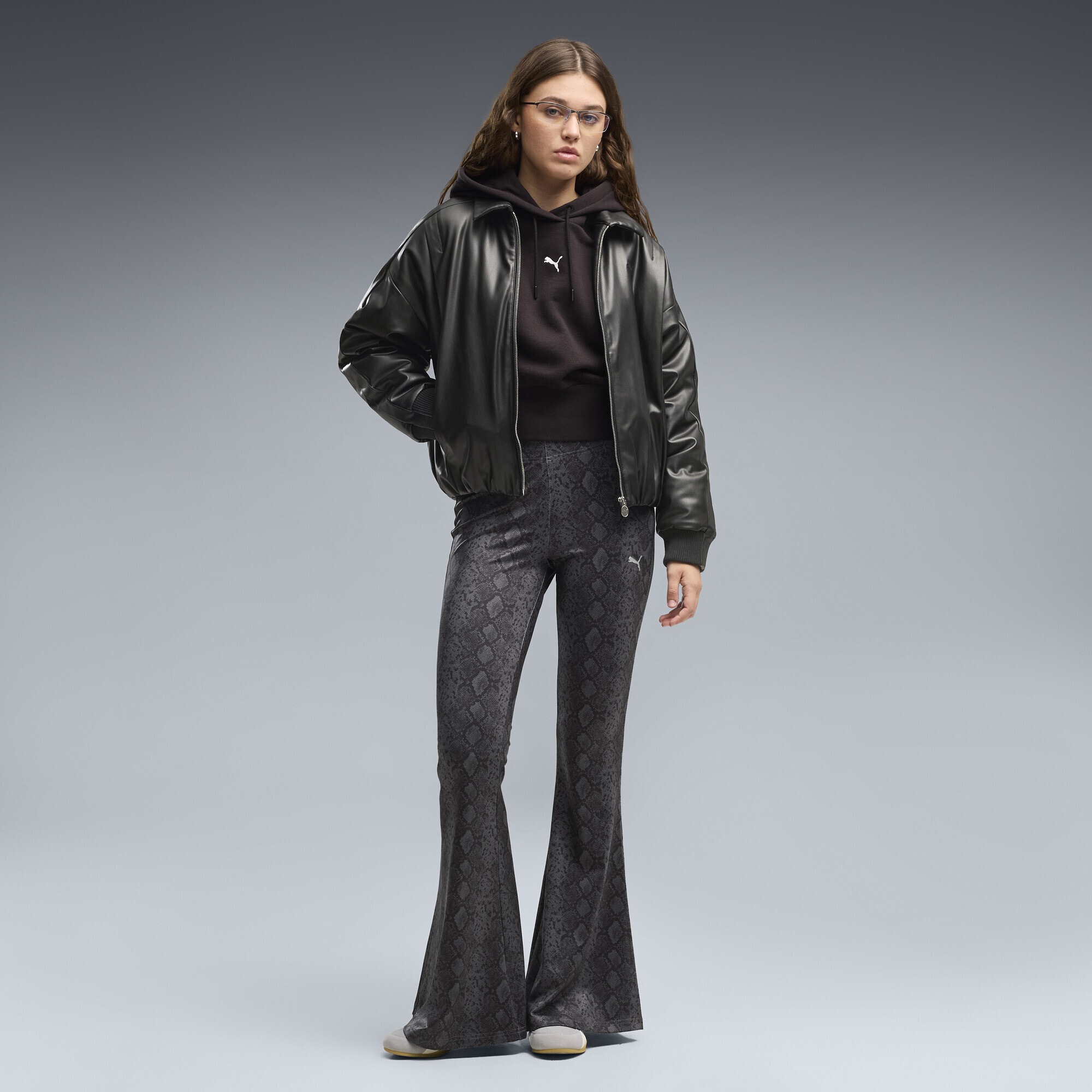 PUMA Sporthose »Snake Pack Slim Ausgestellte Hose mit Schlangenprint Damen«