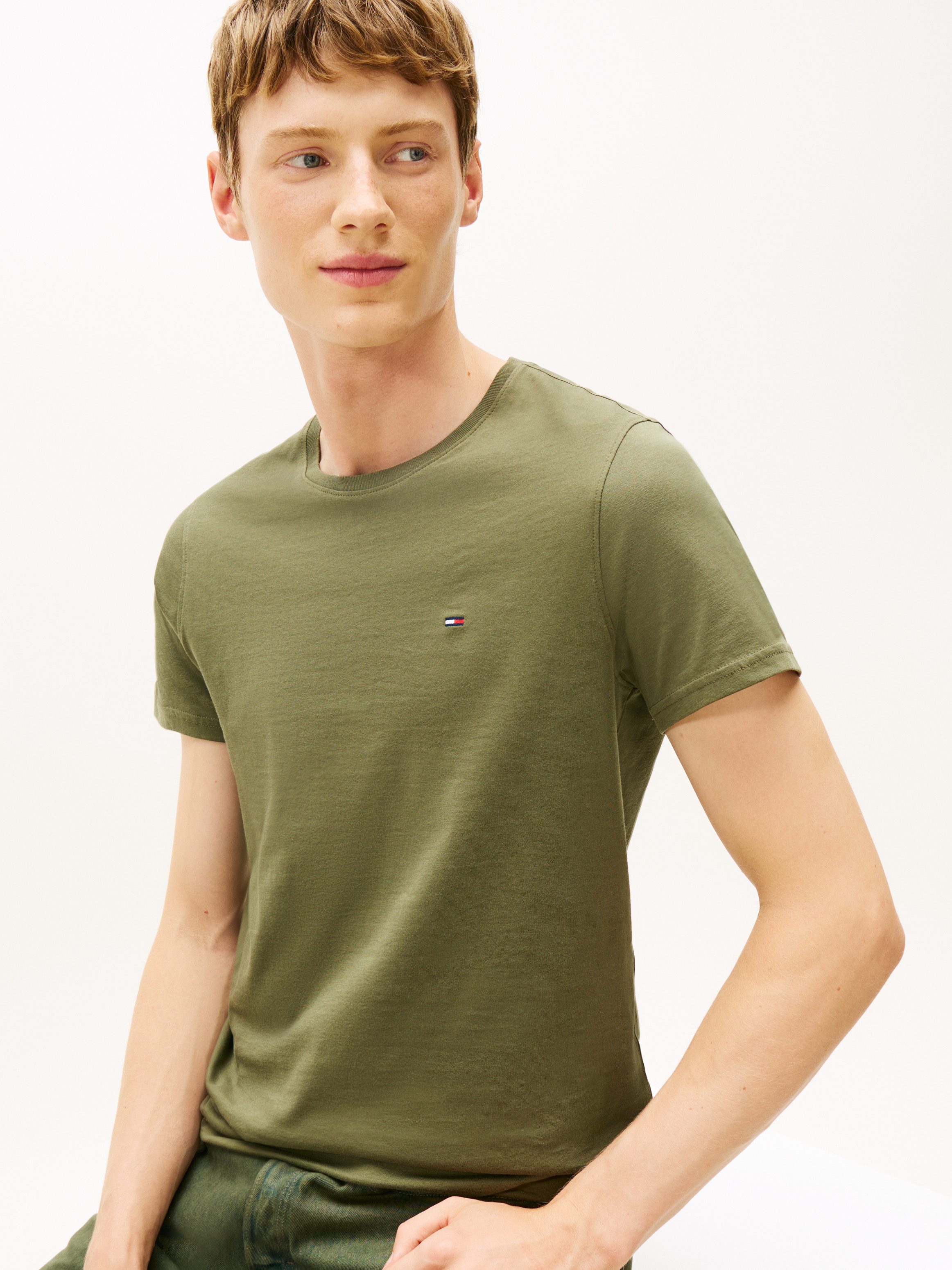 Tommy Jeans T-Shirt "TJM ESSENTIAL SOLID" mit Rundhalsausschnitt und dezenter Logo-Flag