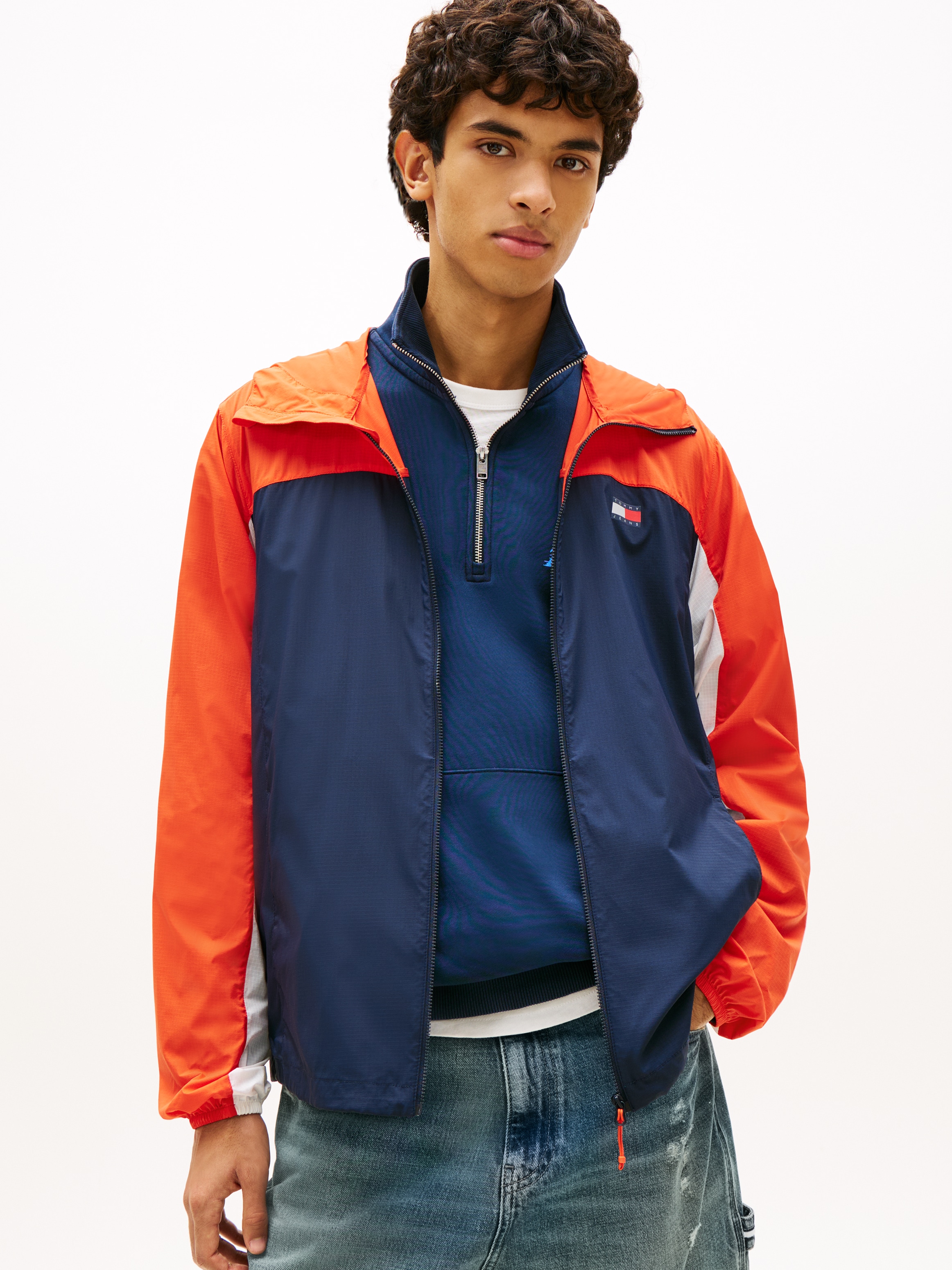 Outdoorjacke TOMMY JEANS "TJM OUTDOOR SHELL", Gr. L, schwarz night navy multi, Web, Obermaterial: 100% Nylon, regular fit normal, Rundhals, eingesetzt elastischer Bund, Jacken Outdoorjacke, Windsheeter Windjacke Packable Fahrradjacke Regular fit mit Kapuz
