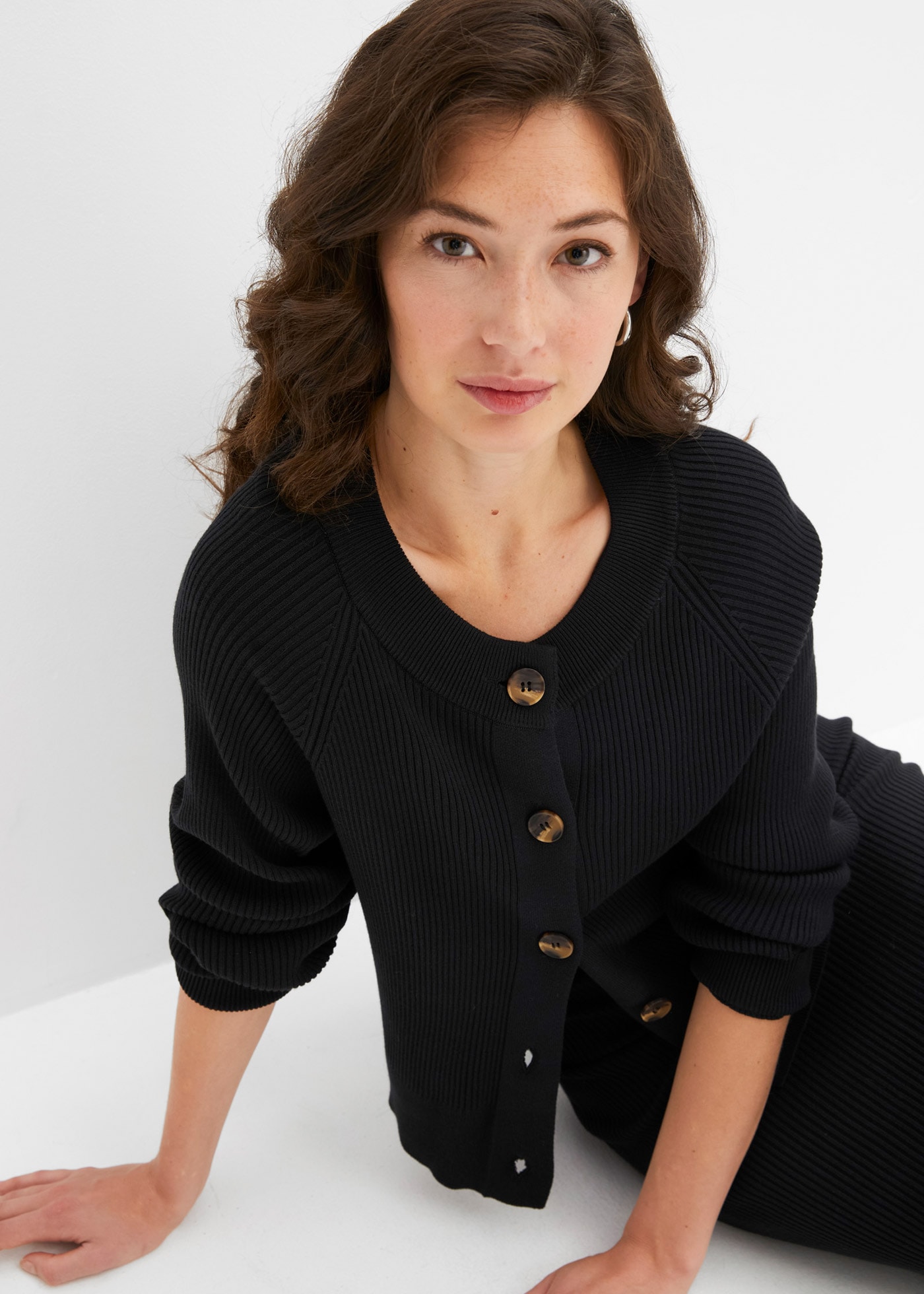 bonprix Strickjacke lässig geschnittene Passform, Ripp-Strickart, femininer Stil