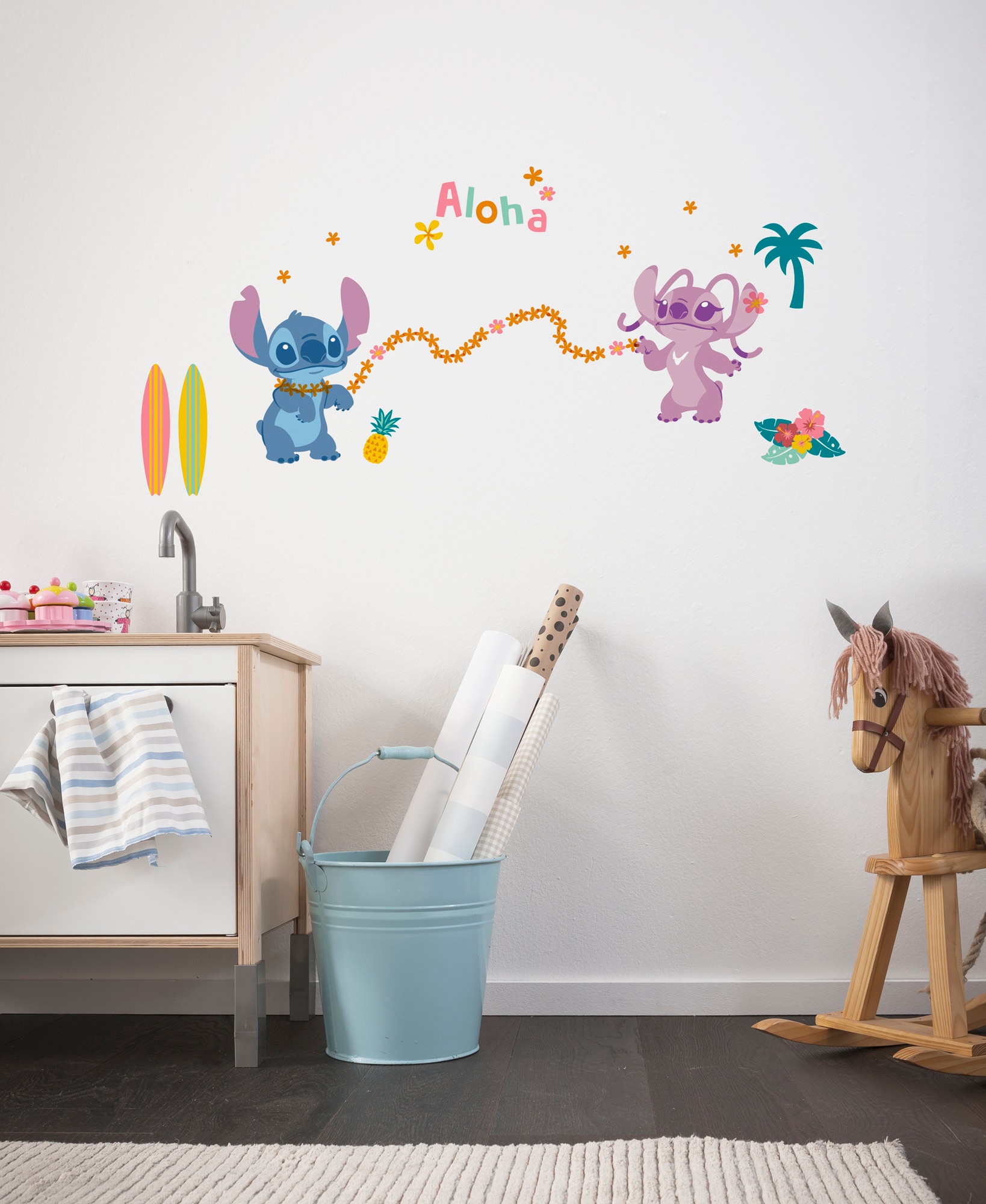 Komar Wandtattoo "Stitch Aloha - Größe 50 x 70 cm", (31 St.), selbstklebend, Wandsticker, Kinderzimmer