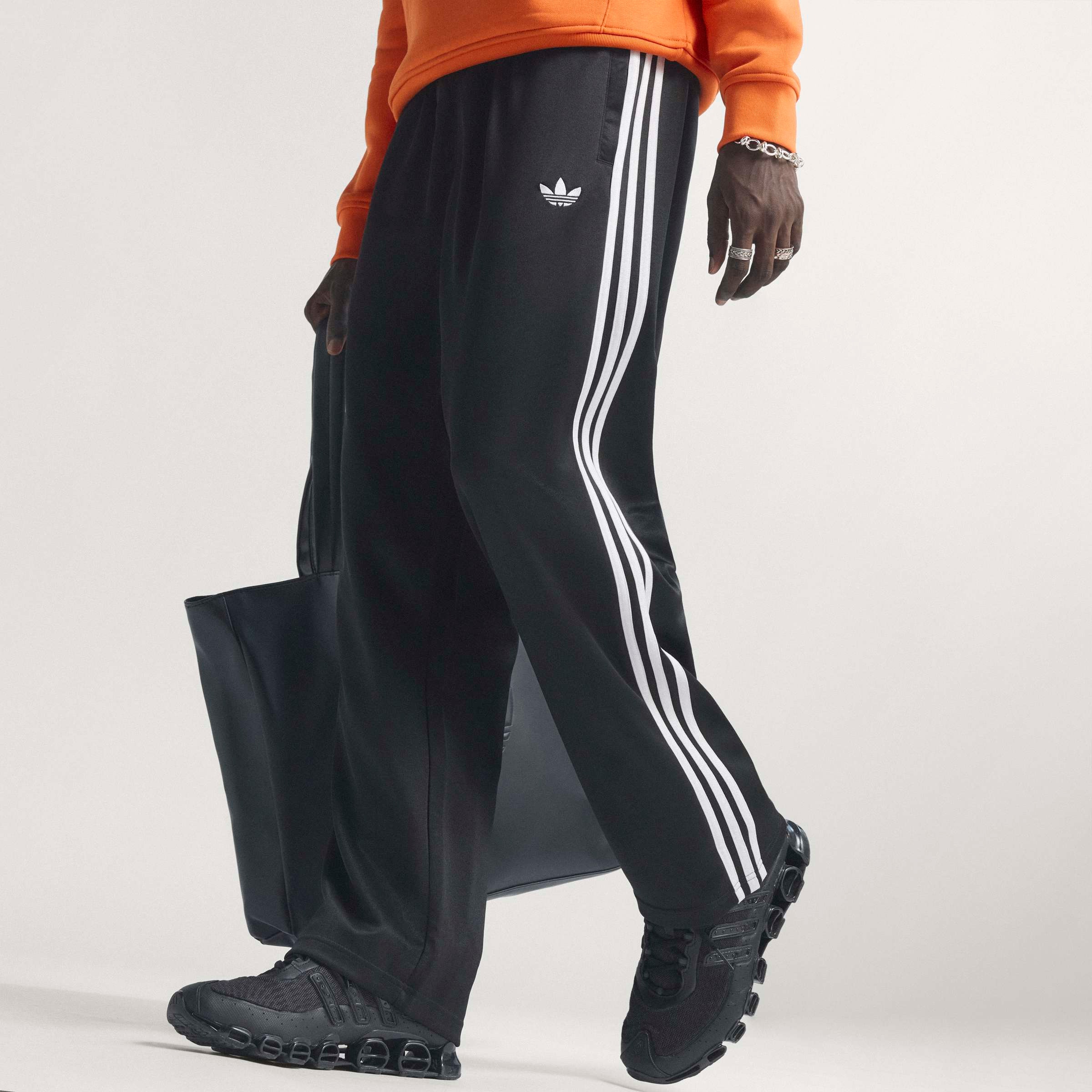 adidas Originals Sporthose »LOOSE TP«  für Erwachsene, sportlicher Stil, aus Polyester und Baumwolle
