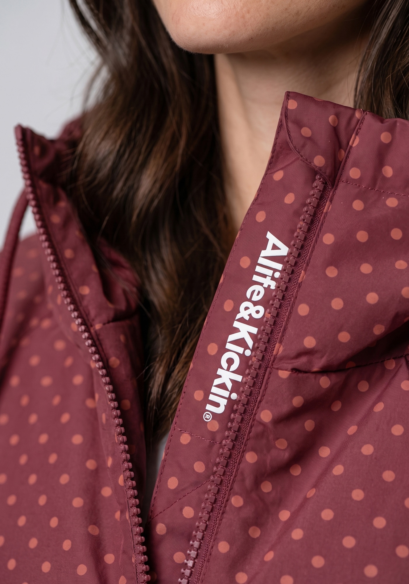 Alife & Kickin Outdoorjacke »LILOUAKB« mit Kapuze aus Polyester, wasserabweisend, normale Passform, mit Reißverschluss