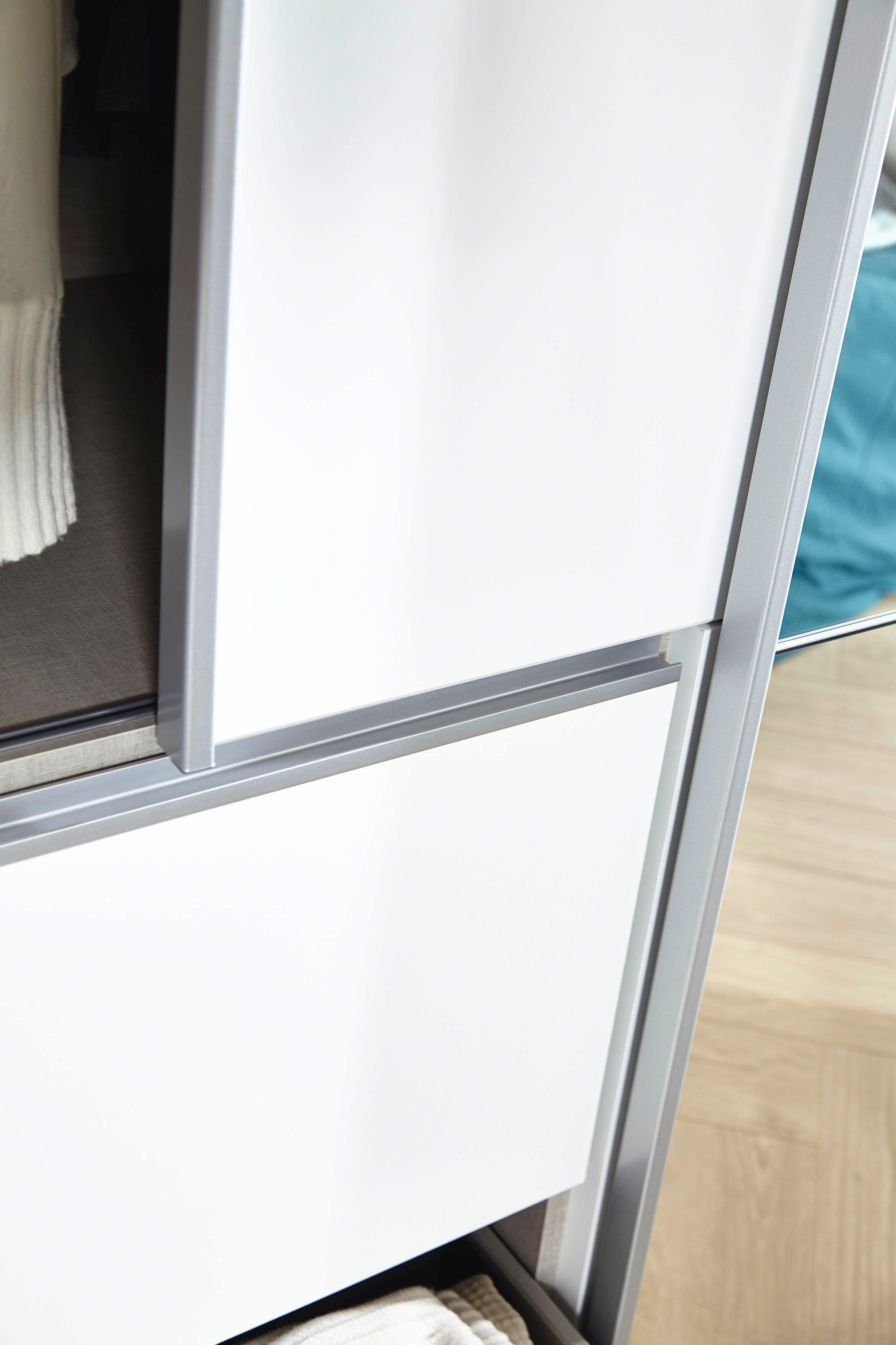 rauch Schwebetürenschrank »Kleiderschrank Schrank Garderobe Wäscheschrank SEVILLA mit Spiegel«, (in 3 verschiedenen Ausstattungen BASIC/CLASSIC/PREMIUM), Metall-Griffleisten alufarben oder Graumetallic MADE IN GERMANY
