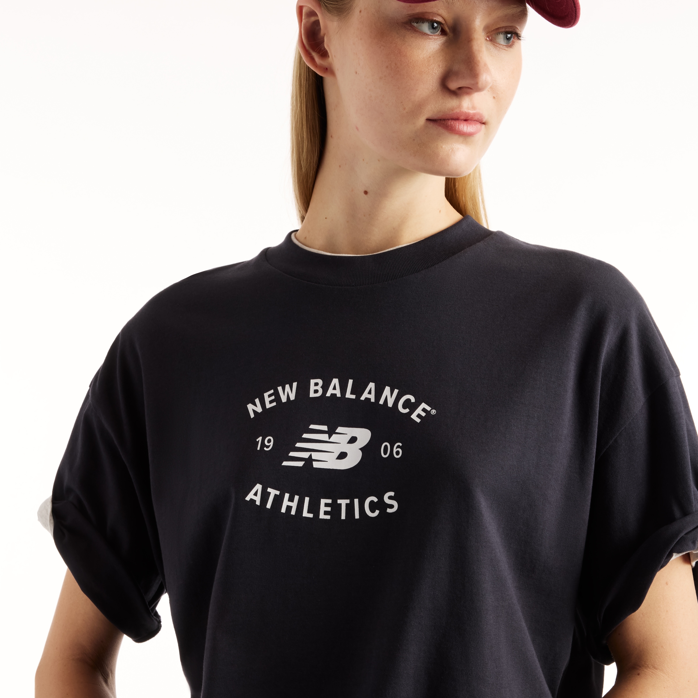 New Balance T-Shirt »REIMAGINED OVERSIZED T-SHIRT« mit moderner Oversized-Passform, aus weichem Baumwolljersey