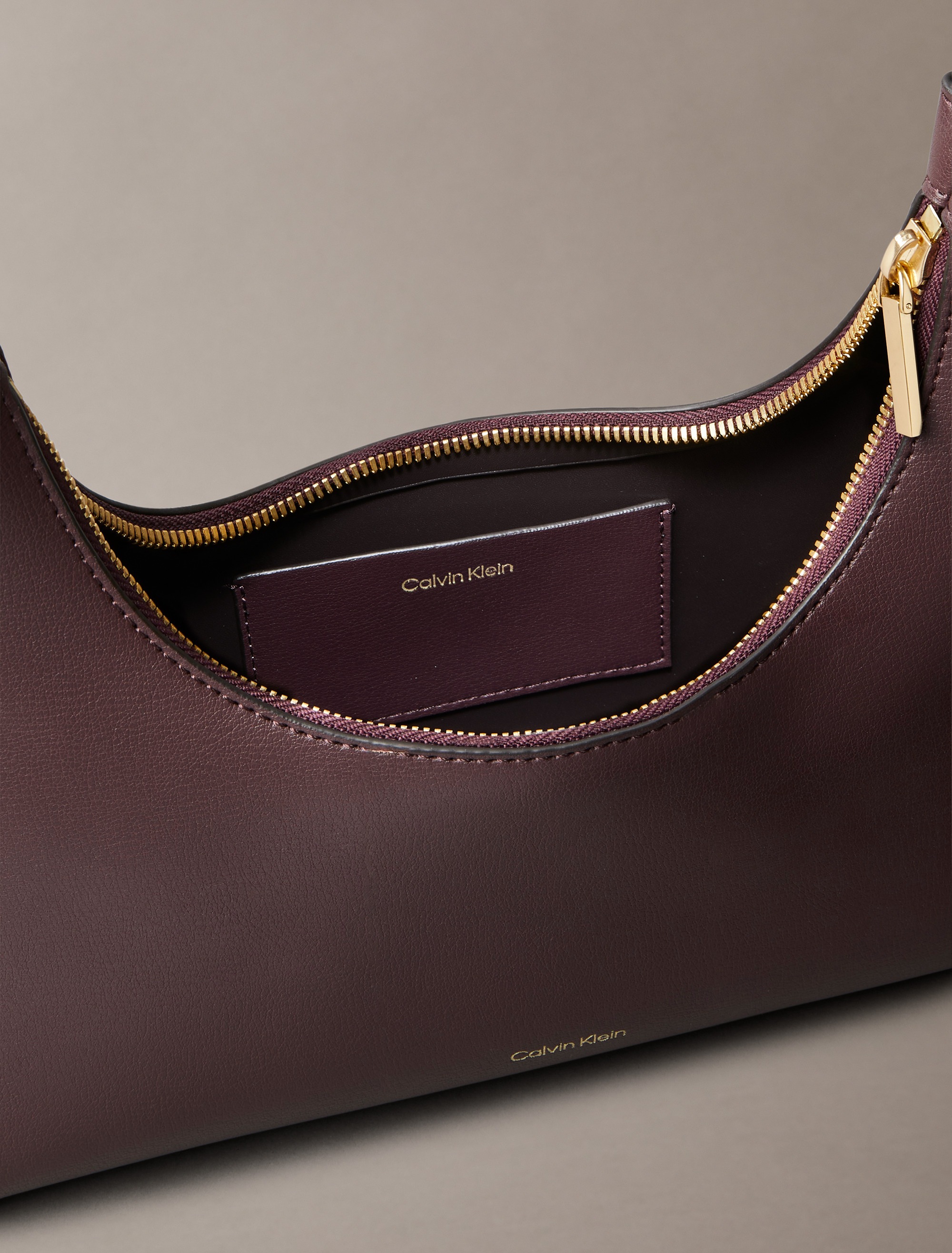 Calvin Klein Schultertasche »FOIL LOGO SHOULDER BAG«, Henkeltasche, Damen Handtasche, Hobo bag mit Logoschriftzug