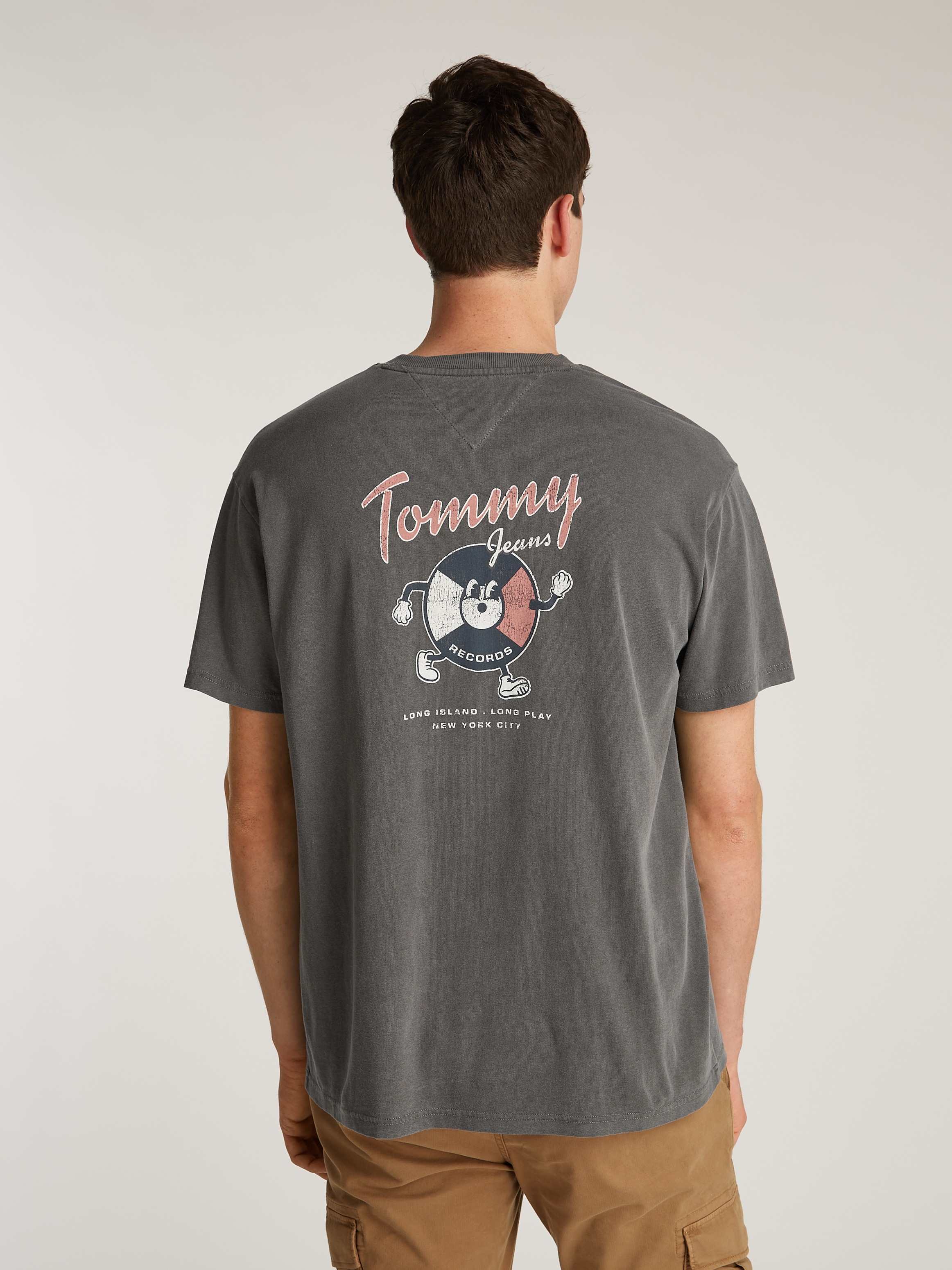 Tommy Jeans T-Shirt »TJM RLX NOVELTY 2 GMD TEE«, mit großem Logo am Rücken