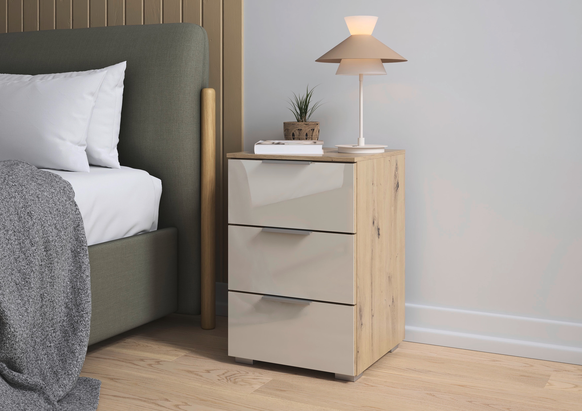 rauch Nachtkommode »Nachttisch Nachtschrank Nachtkonsole AGORDO mit Glasfront«, (in zwei Griff-Farben, Breite 40 cm), mit 3 geräumigen Schubladen für viel Stauraum MADE IN GERMANY