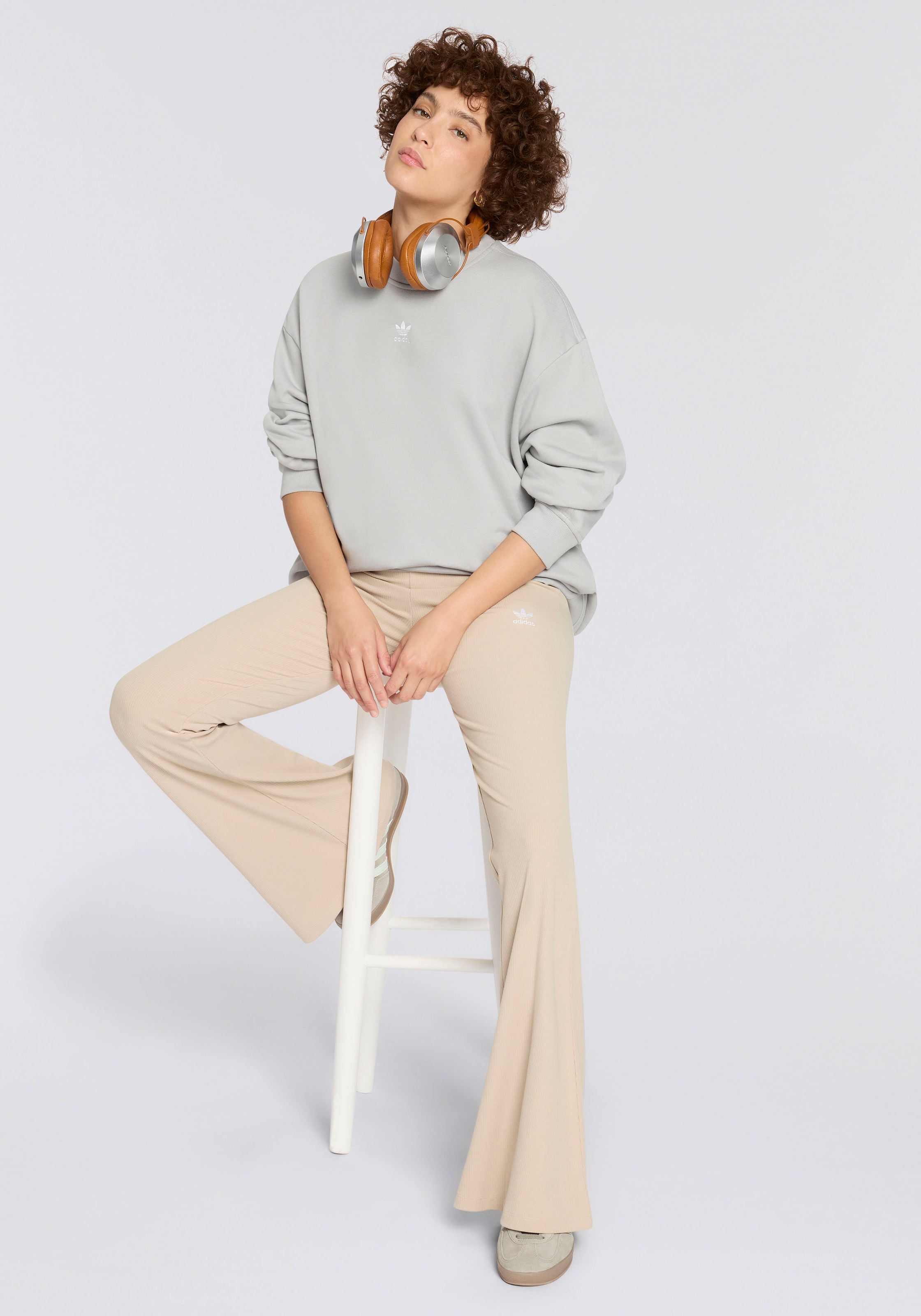 adidas Originals »ESSENTIALS RIB FLARED«  mit ausgestelltem Bein und Ripp Optik, hoher Bund