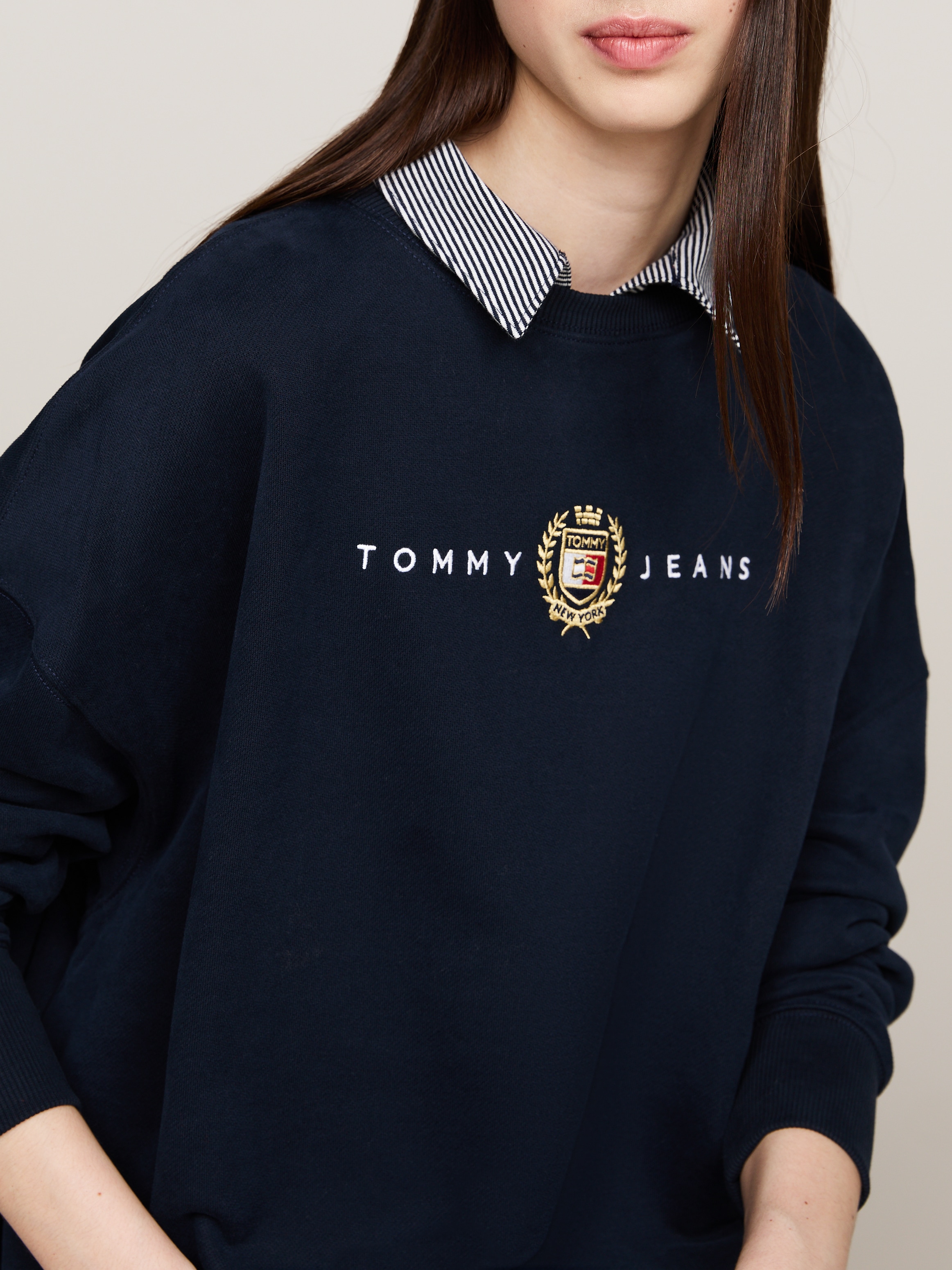 Tommy Jeans Jerseykleid »TJW CREST LINEAR CREW DRESS EXT«, mit Linear Logoschriftzug