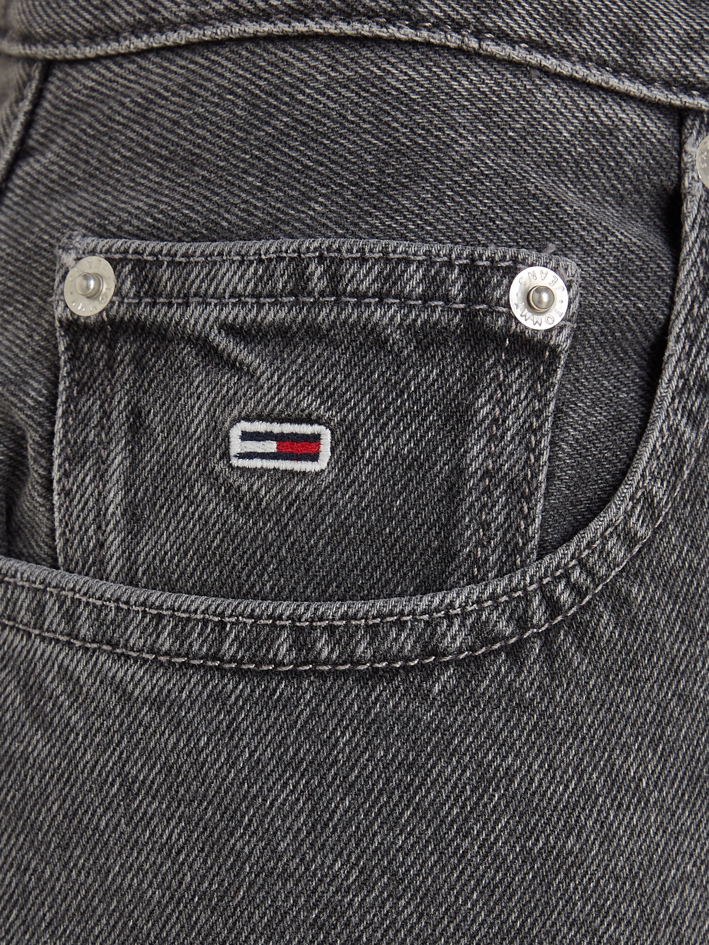 Tommy Jeans Mom-Jeans »MOM JEAN UHR TPR CG5136«, mit Logobadge und 