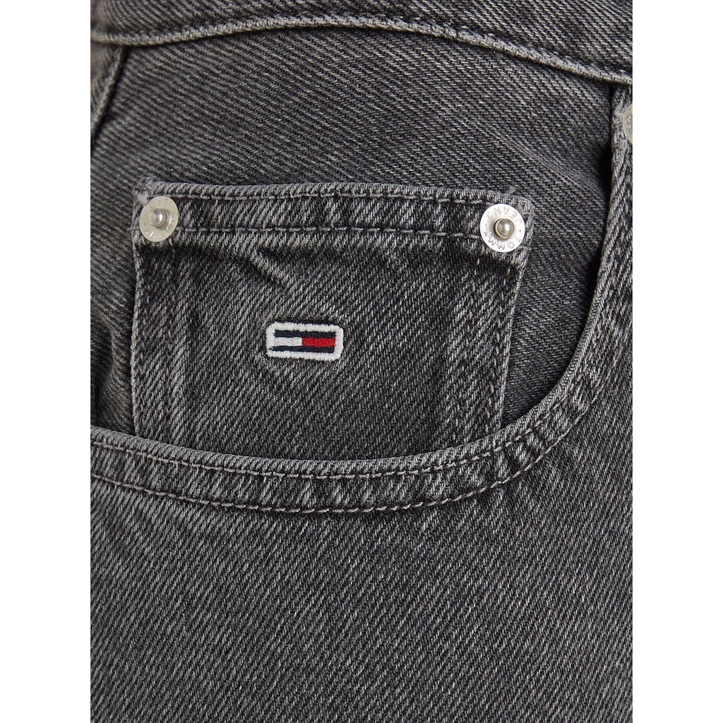 Tommy Jeans Mom-Jeans »MOM JEAN UHR TPR CG5136«, mit Logobadge und Labelflags