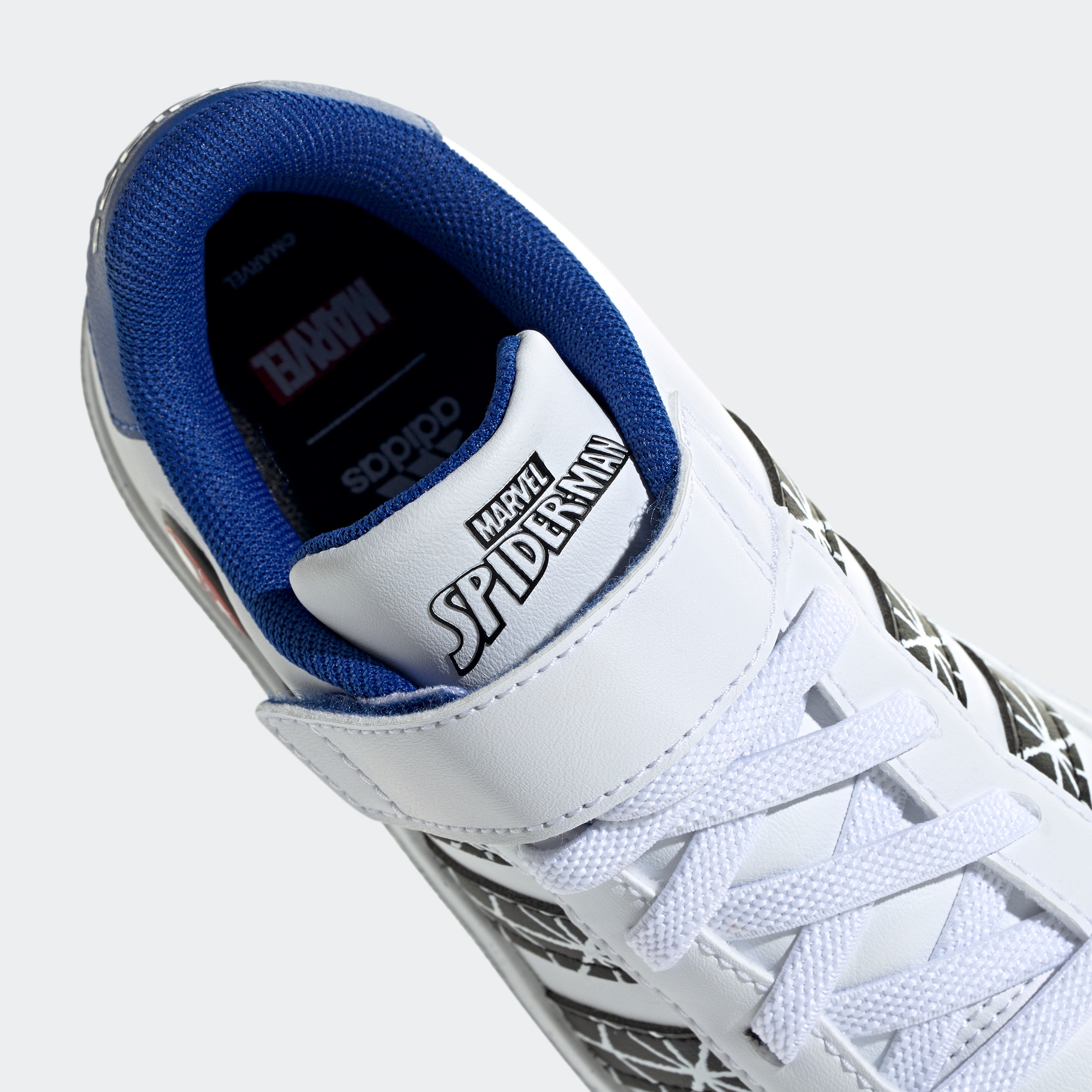 adidas Sportswear Sneaker »ADIDAS MARVEL SPIDER-MAN KIDS GRAND COURT SCHUH«, Design auf den Spuren des adidas Superstar