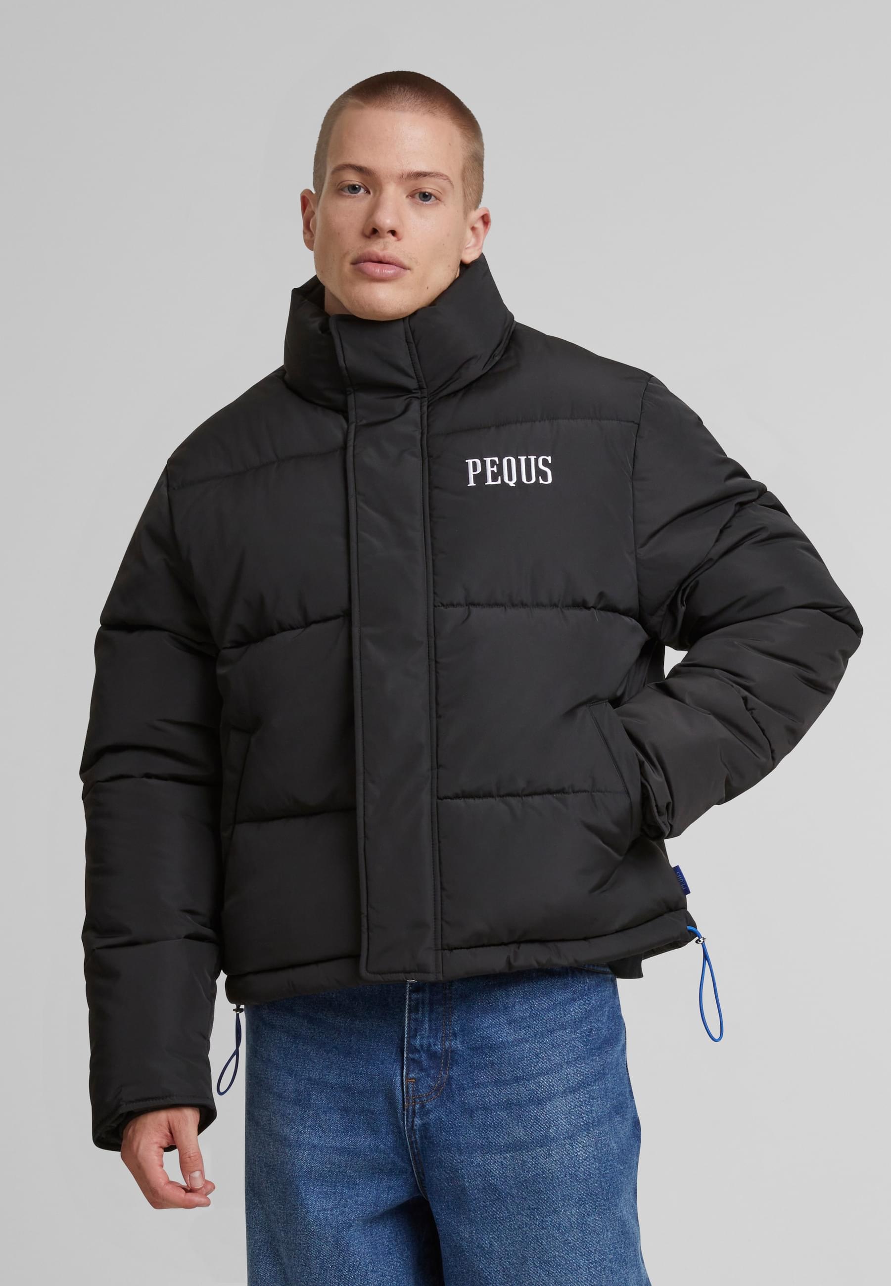 PEQUS Winterjacke »PEQUS PEQUS Chest Logo Puffer Jacket«, (1 St.), mit Kapuze