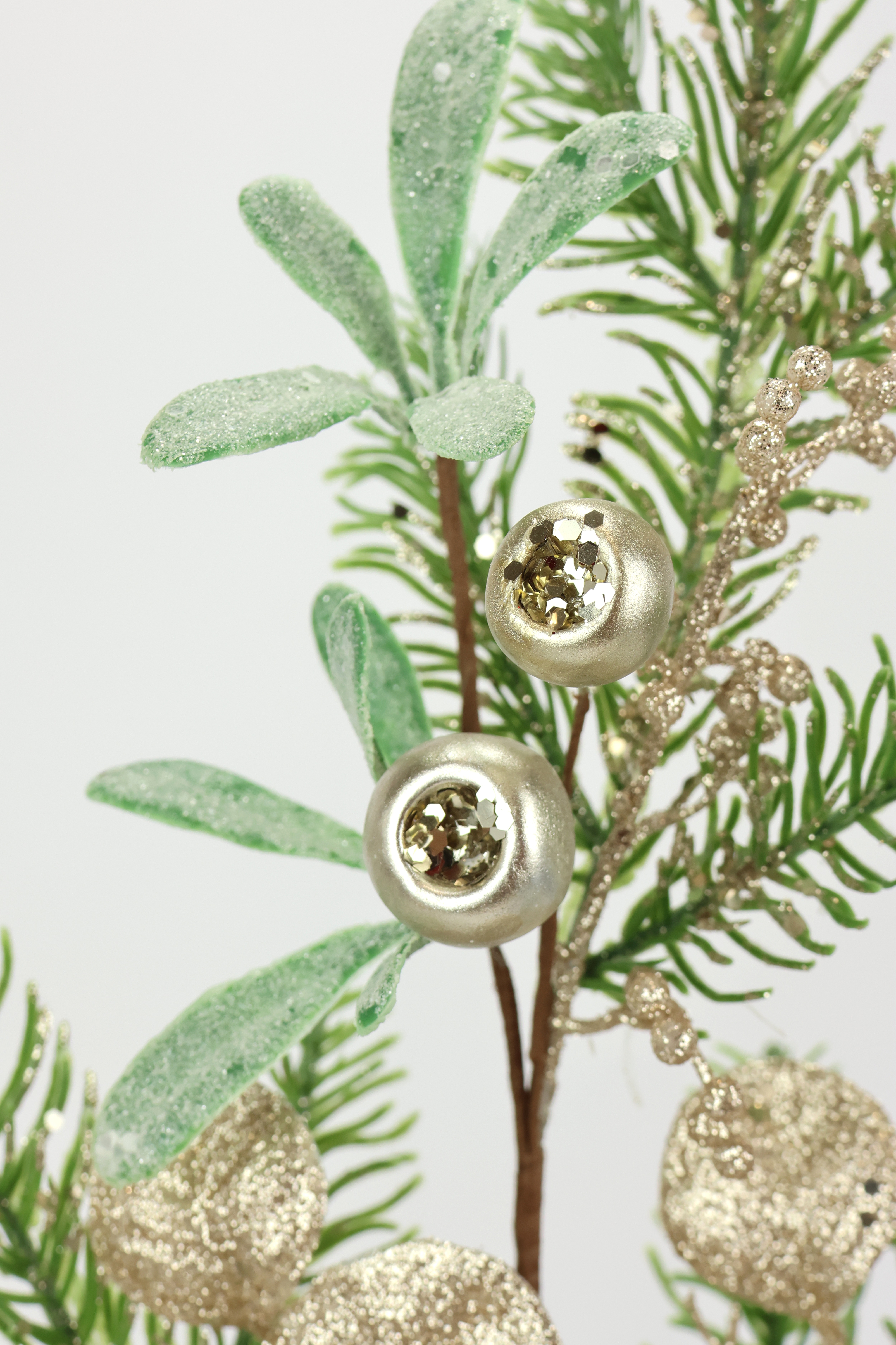 Thumbnail - I.GE.A. Kunstzweig "Dekozweig mit Glitter" Künstlicher Tannenzweig mit Beeren und Blättern für Kranz Deko