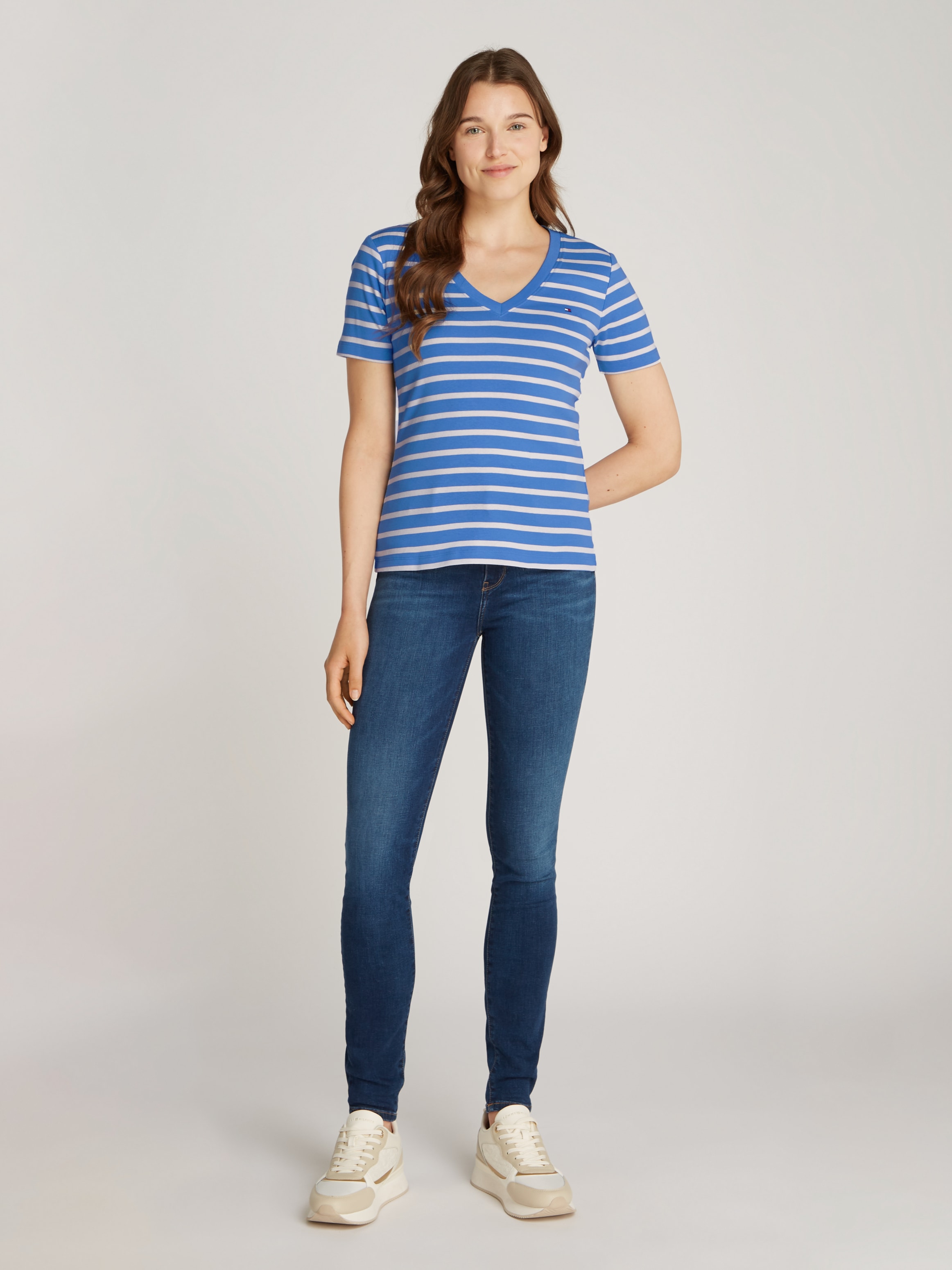 Tommy Hilfiger T-Shirt »SLIM CODY V-NK SS«, mit Logostickerei