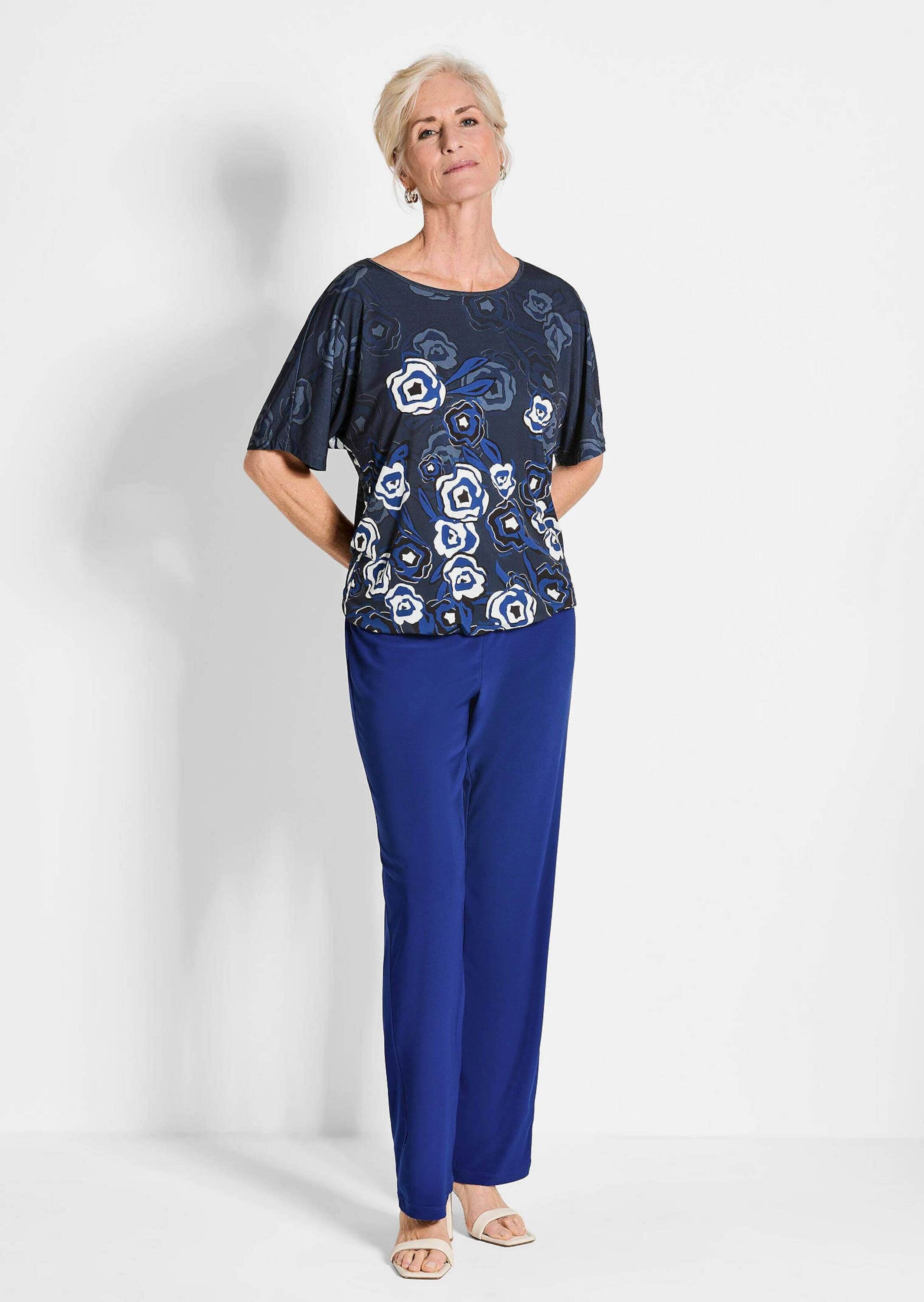 GOLDNER Kurzarmshirt »Kurzgröße Florales Oberteil in Blau mit Halbarm«