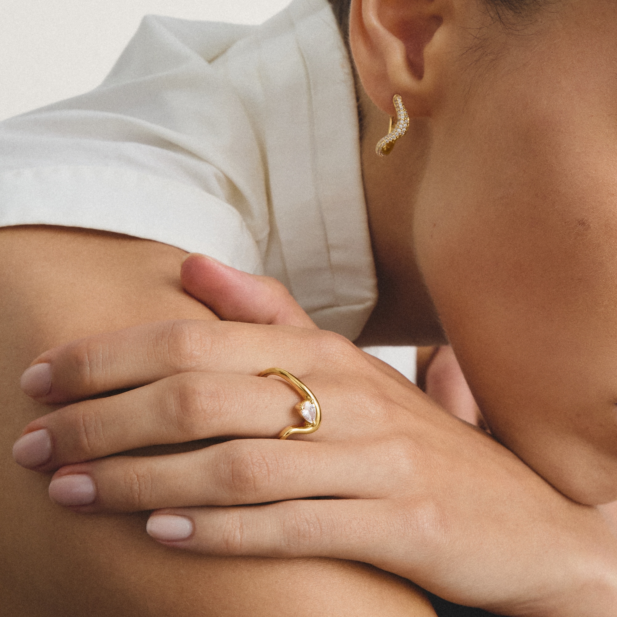 THOMAS SABO Fingerring »Fluid Elegance Ring mit Zirkoniastein gelbgoldfarben« mit Zirkonia (synth.)