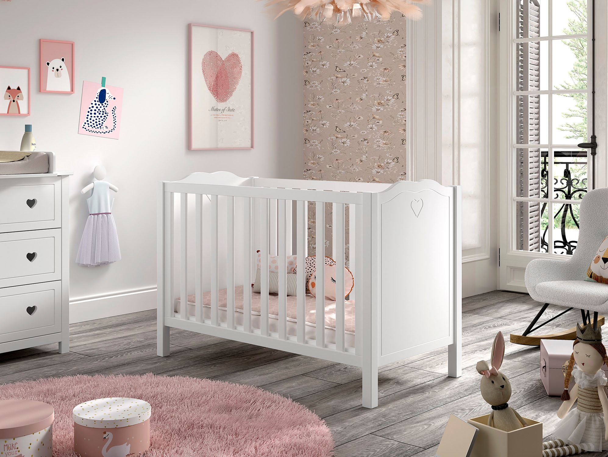 Vipack Babybett »Amori 60/120 mit verstellbarem Lattenrost, sehr stabil gebaut«, mit geschwungenem Kopfteil und Herz Ornament, weiß lackiert