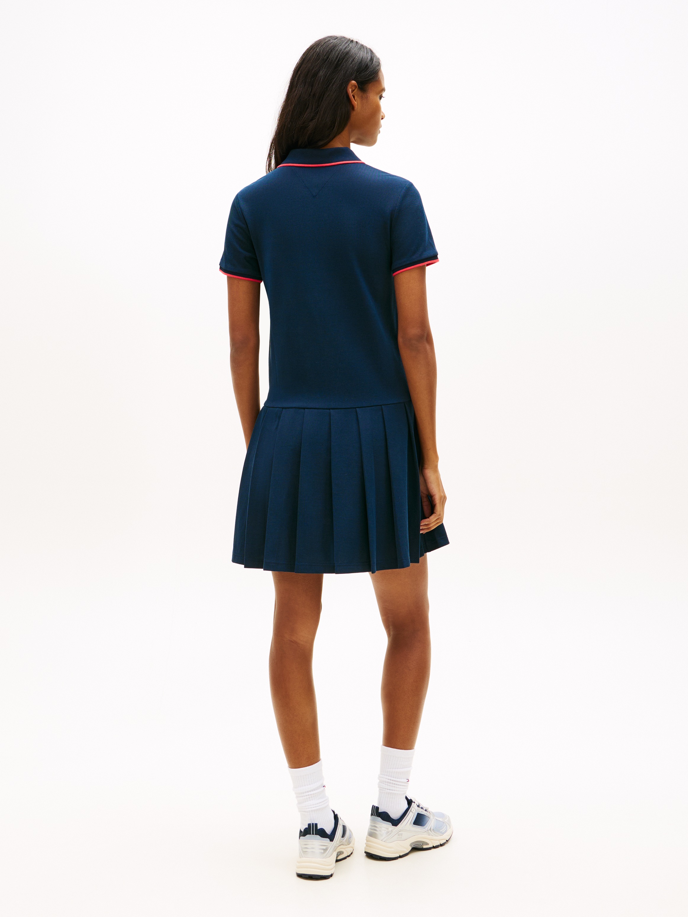Tommy Jeans Polokleid »TJW BADGE PLEAT PIQUE DRESS EXT« mit Kontrastdetails, entspannte Passform