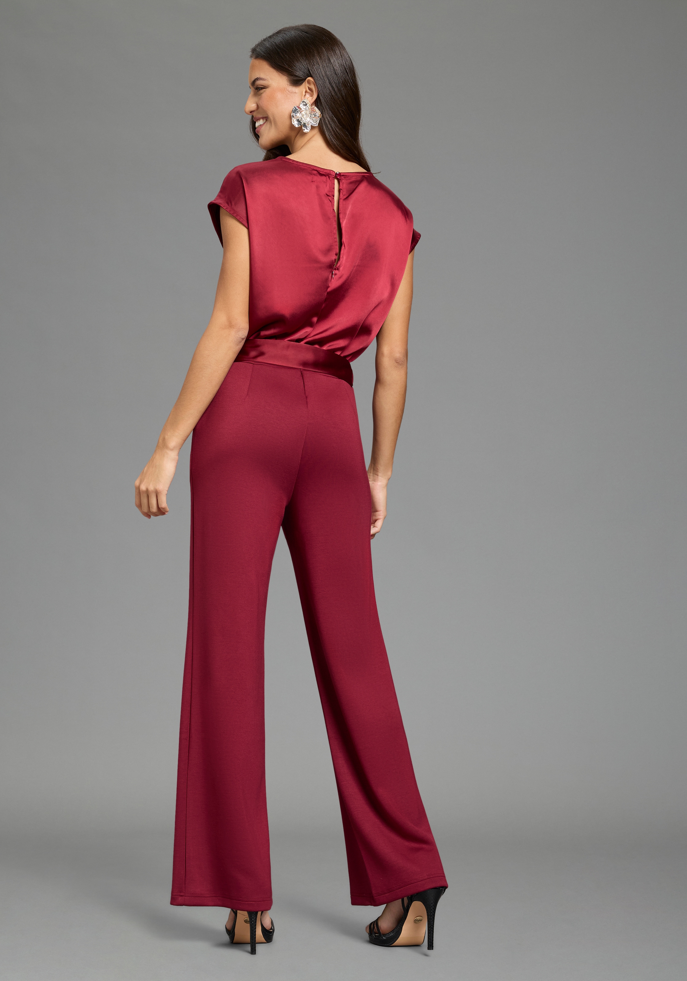 Laura Scott Jumpsuit aus glänzendem Satin, mit bequemer Jersey-Hose, figurbetonte Passform