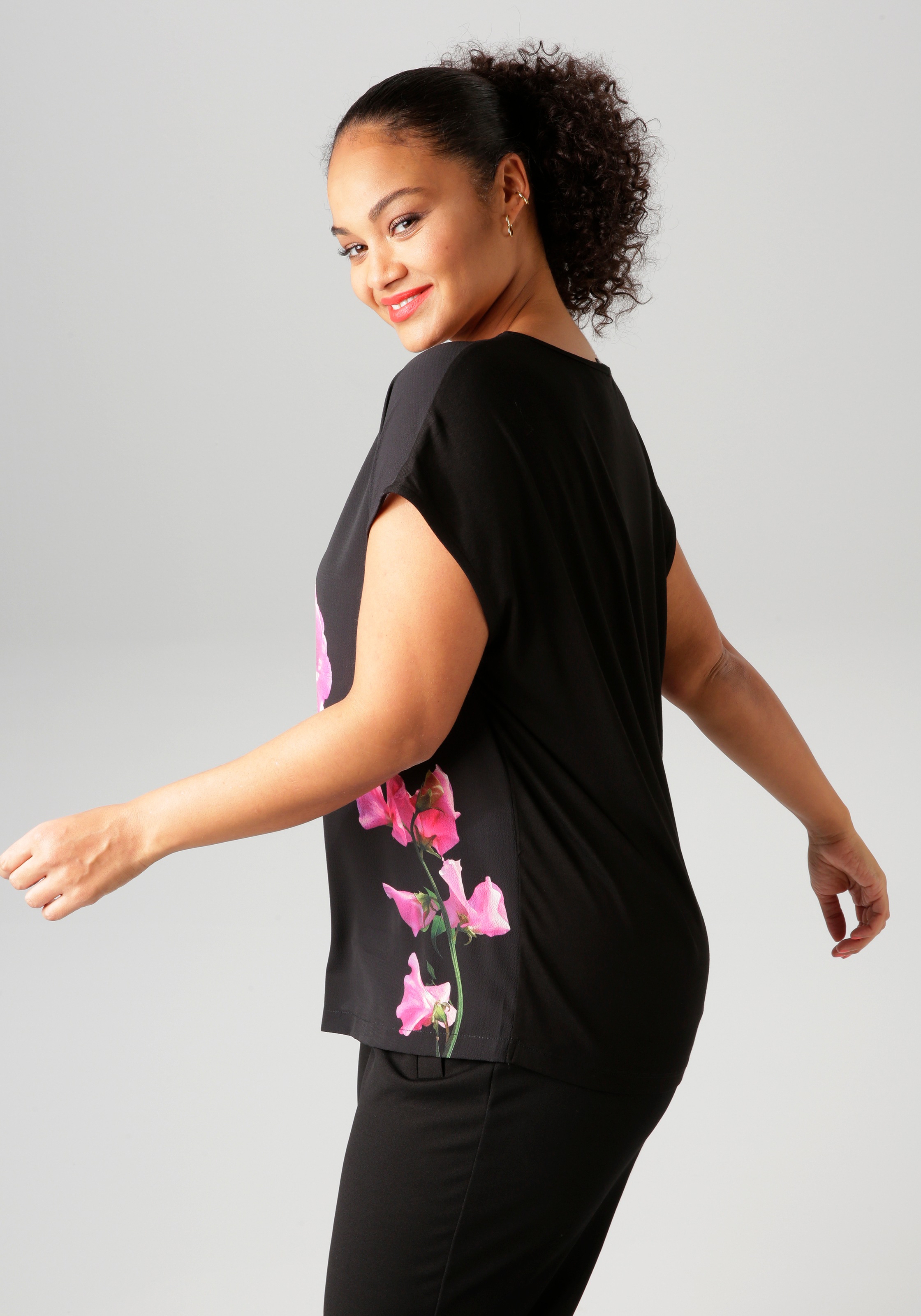 Aniston PLUS Shirtbluse, mit farbenfrohen, großflächigen Blumen bedruckt günstig online kaufen