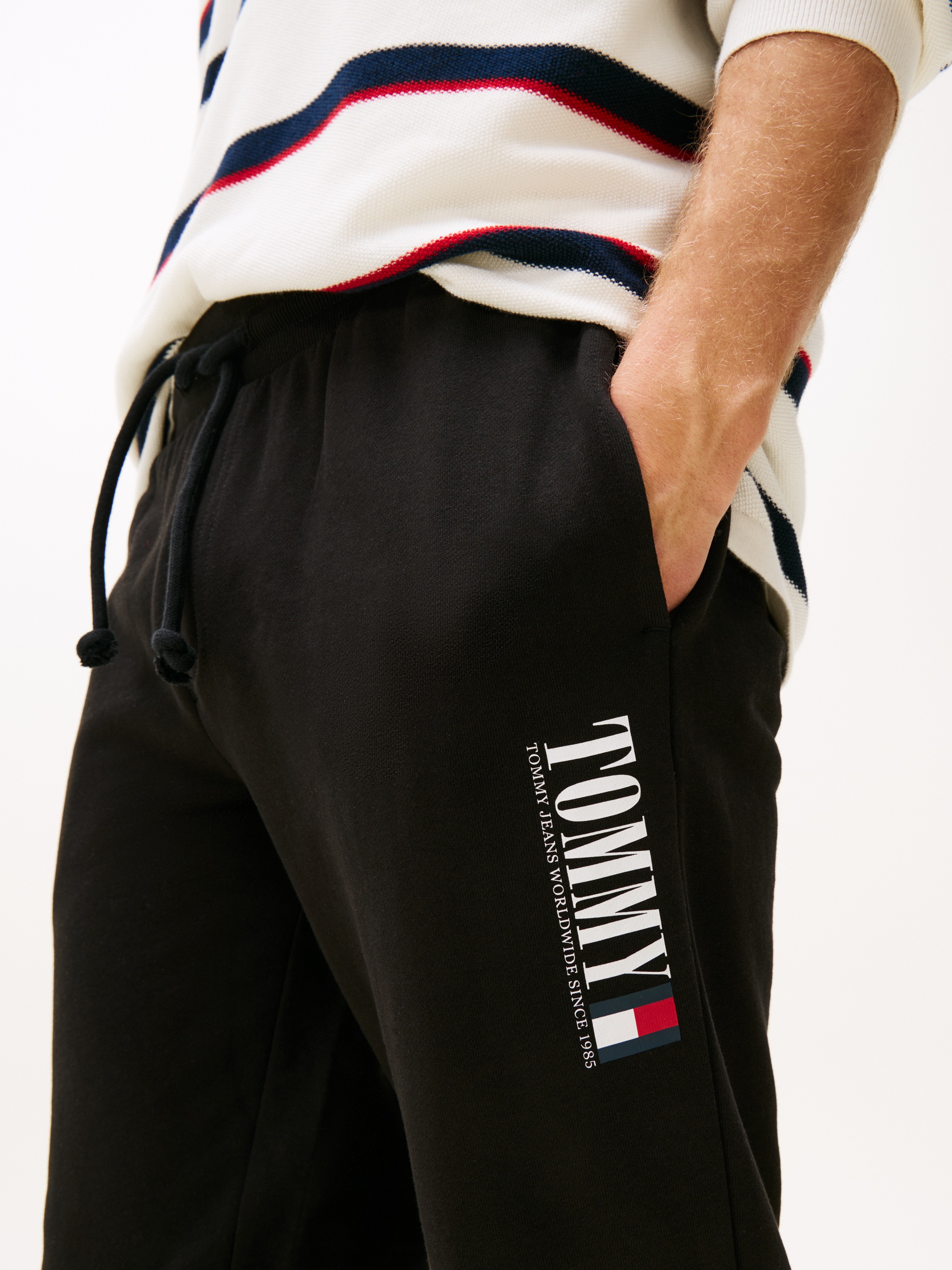 Tommy Jeans Sweathose "TJM SLIM RWB DNA GRAPHIC PANT", mit elastischem Bund günstig online kaufen