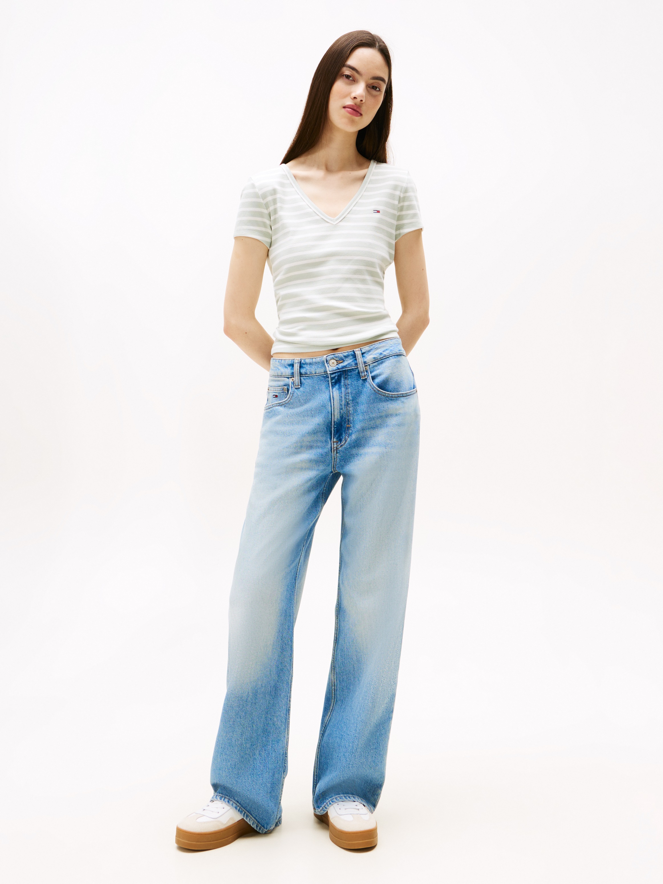 Tommy Jeans Kurzarmshirt "TJW SLIM ESSENTIAL RIB V SS" mit gerippter Strukt günstig online kaufen