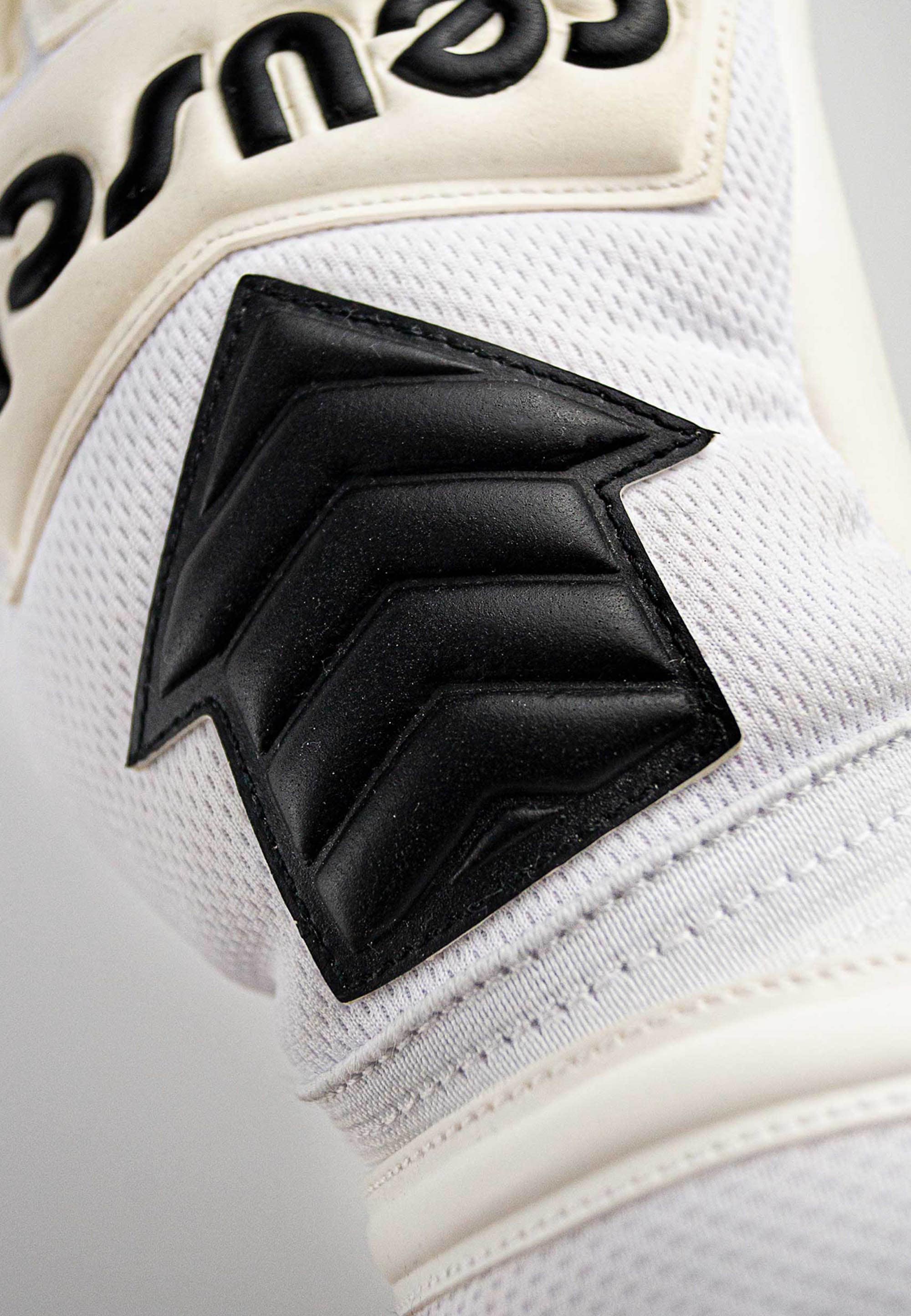 Reusch Torwarthandschuhe »Legacy Arrow Silver«, mit praktischer Aufpralldämpfung