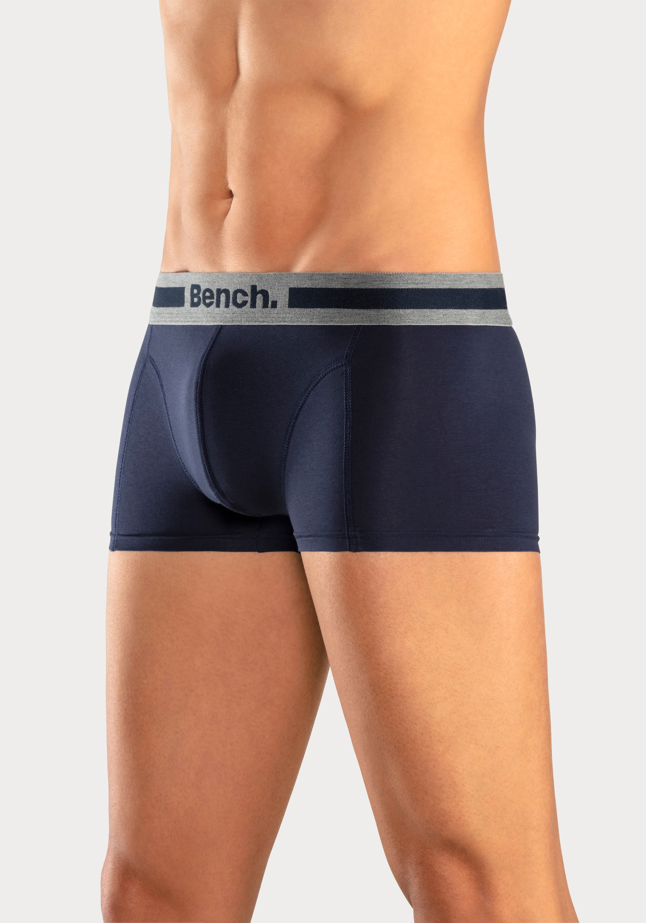 Bench. Boxershorts, (Packung, 4 St.), in Hipster-Form mit Overlock-Nähten vorn