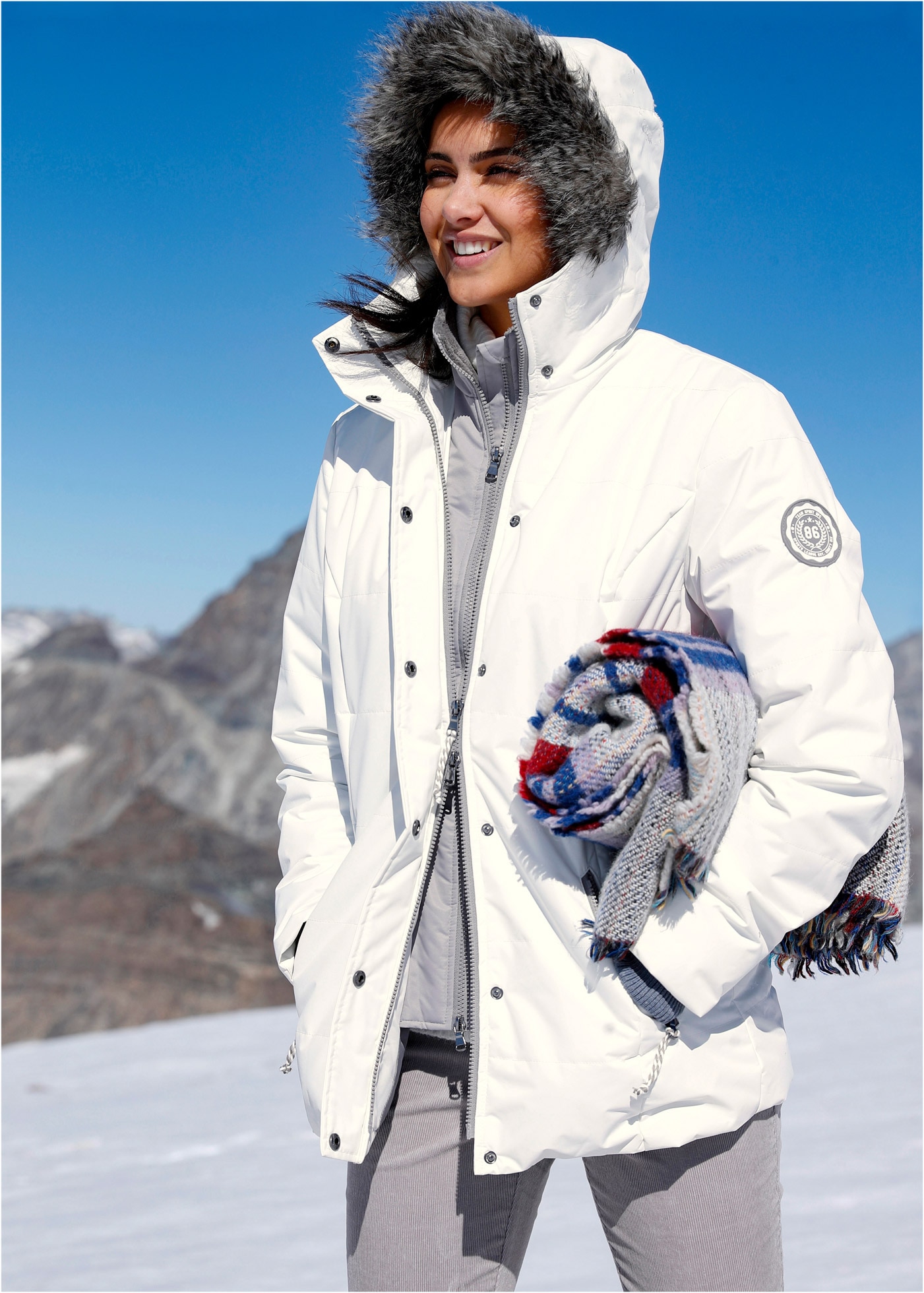 bonprix Winterjacke »Winterjacke in 2-in1 Optik« mit Kapuze in 2-in 1 Optik, mit integrietem Fleeceeinsatz und Kapuze