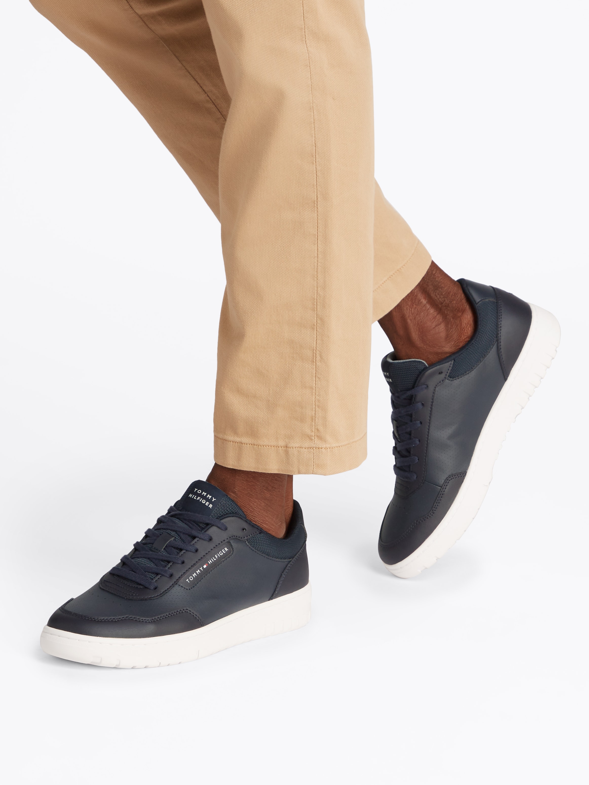 Tommy Hilfiger Sneaker »TH BASKET CORE LTH PINPERF«, Freizeitschuh, Halbschuh, Schnürschuh mit gepolstertem Schaftrand