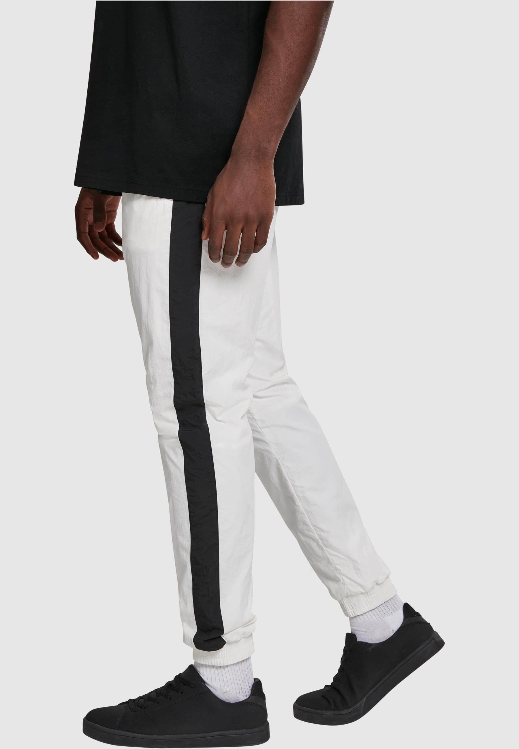 URBAN CLASSICS Stoffhose »Urban Classics Herren Side Striped Crinkle Track Pants«, (1 tlg.)