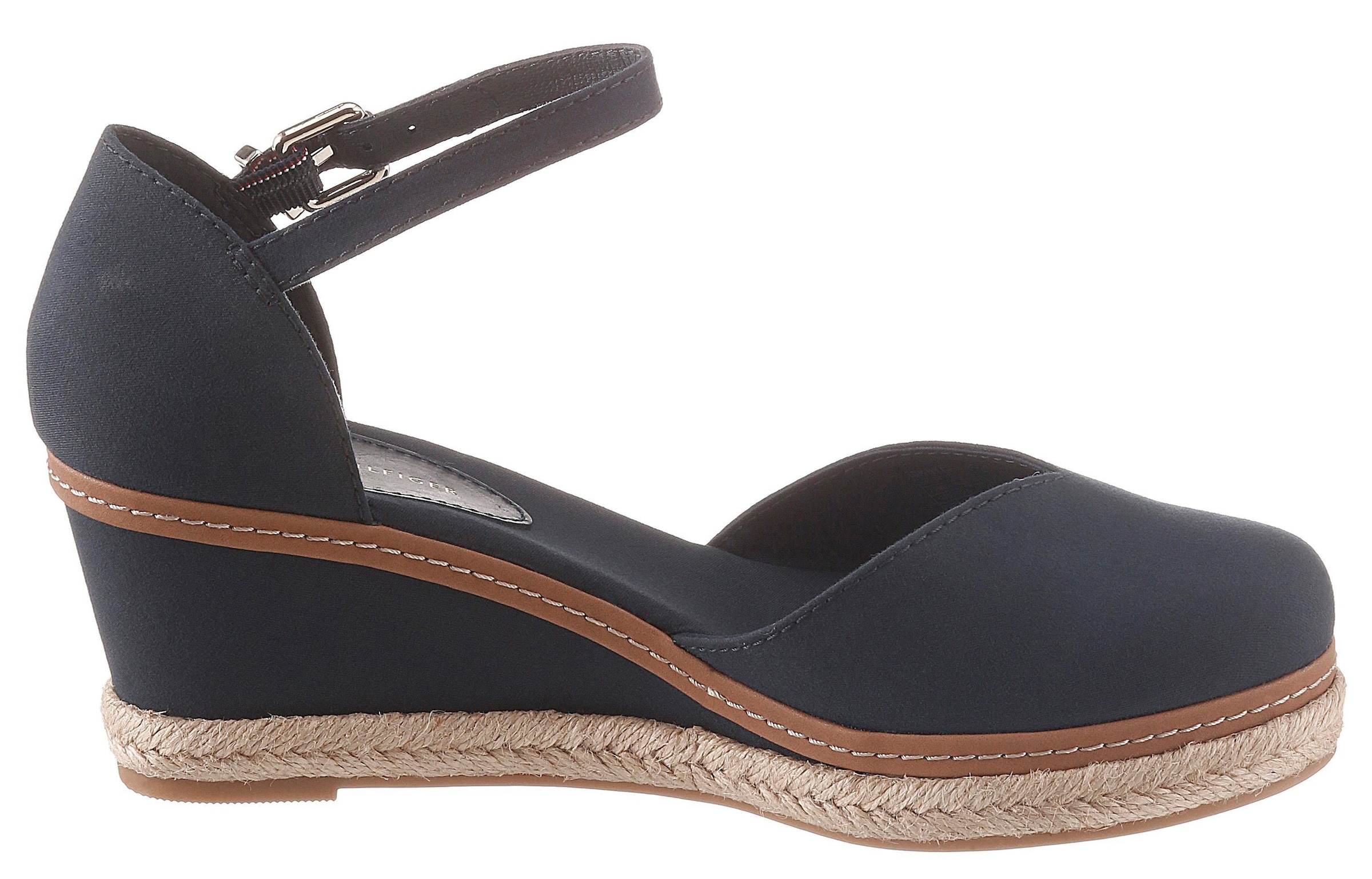 Tommy Hilfiger Spangenpumps »BASIC CLOSED TOE MID WEDGE«, Riemchensandale, Keilabsatz, Sommerschuh, mit verstellbarer Schnalle