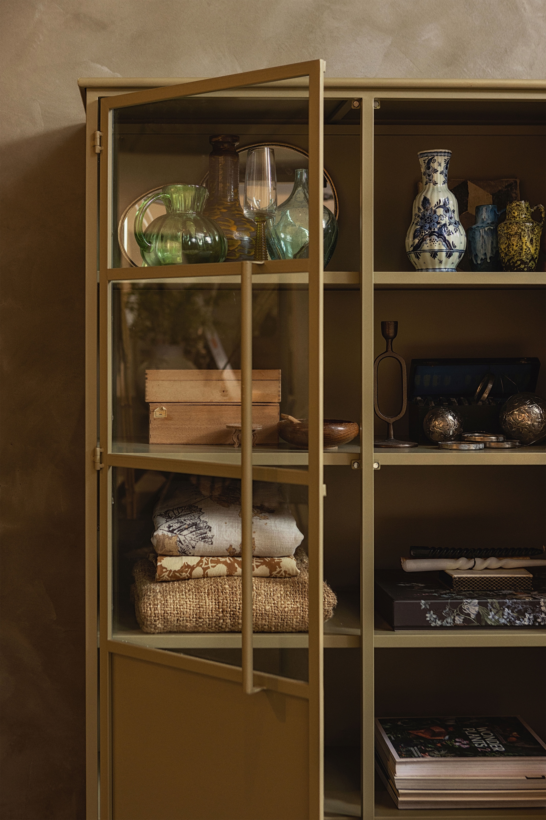 WOOOD Vitrine »WOOOD EXHIBIT VITRINE SCHRANK METALL KHAKI« Ausstellungsvitrine Exhibit, mattes Schwarzmetall, 4 stabile Regale