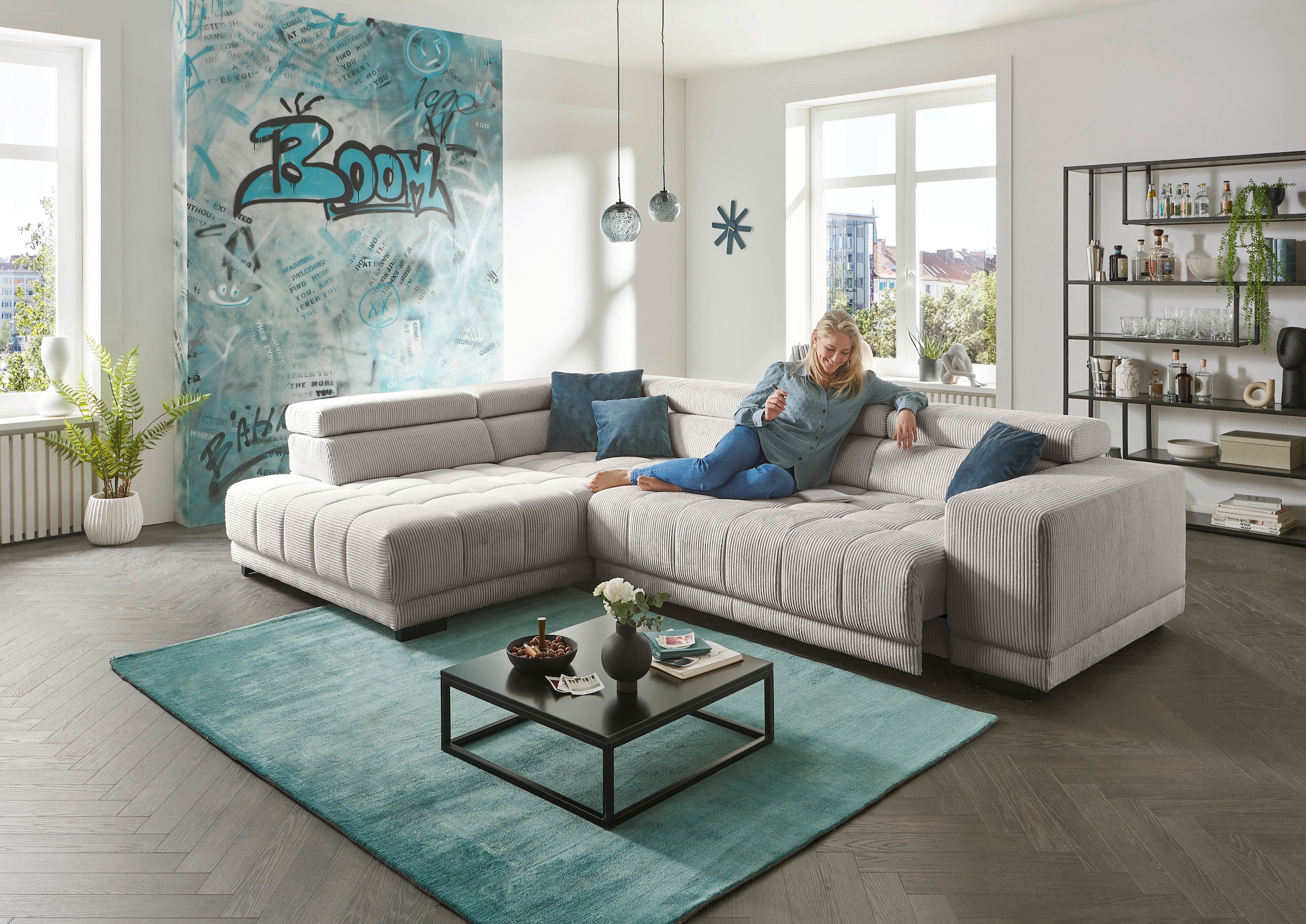 Die PlanBar Ecksofa "MP-IN15053 L-Form breiter Schenkel" wahlweise mit Kopfteilverstellung und manueller Vorziehbank
