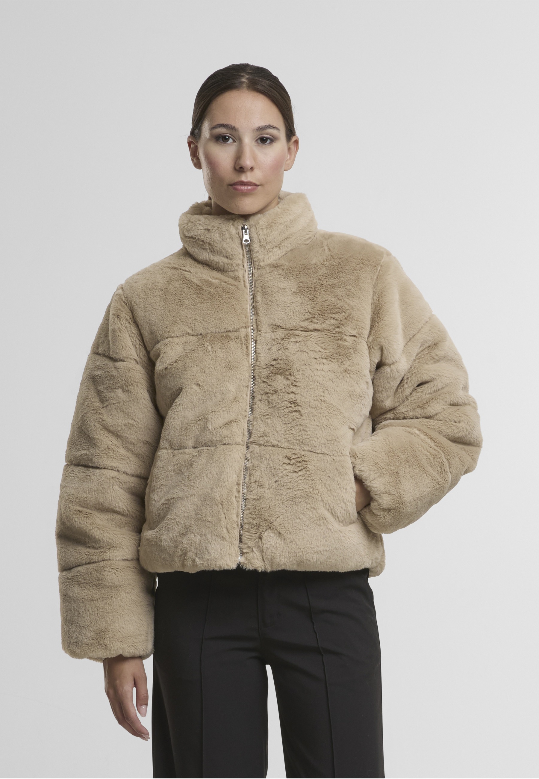 URBAN CLASSICS Winterjacke »Urban Classics Ladies Short Faux Fur Puffer Jacket« 1 Stk. tlg. ohne Kapuze