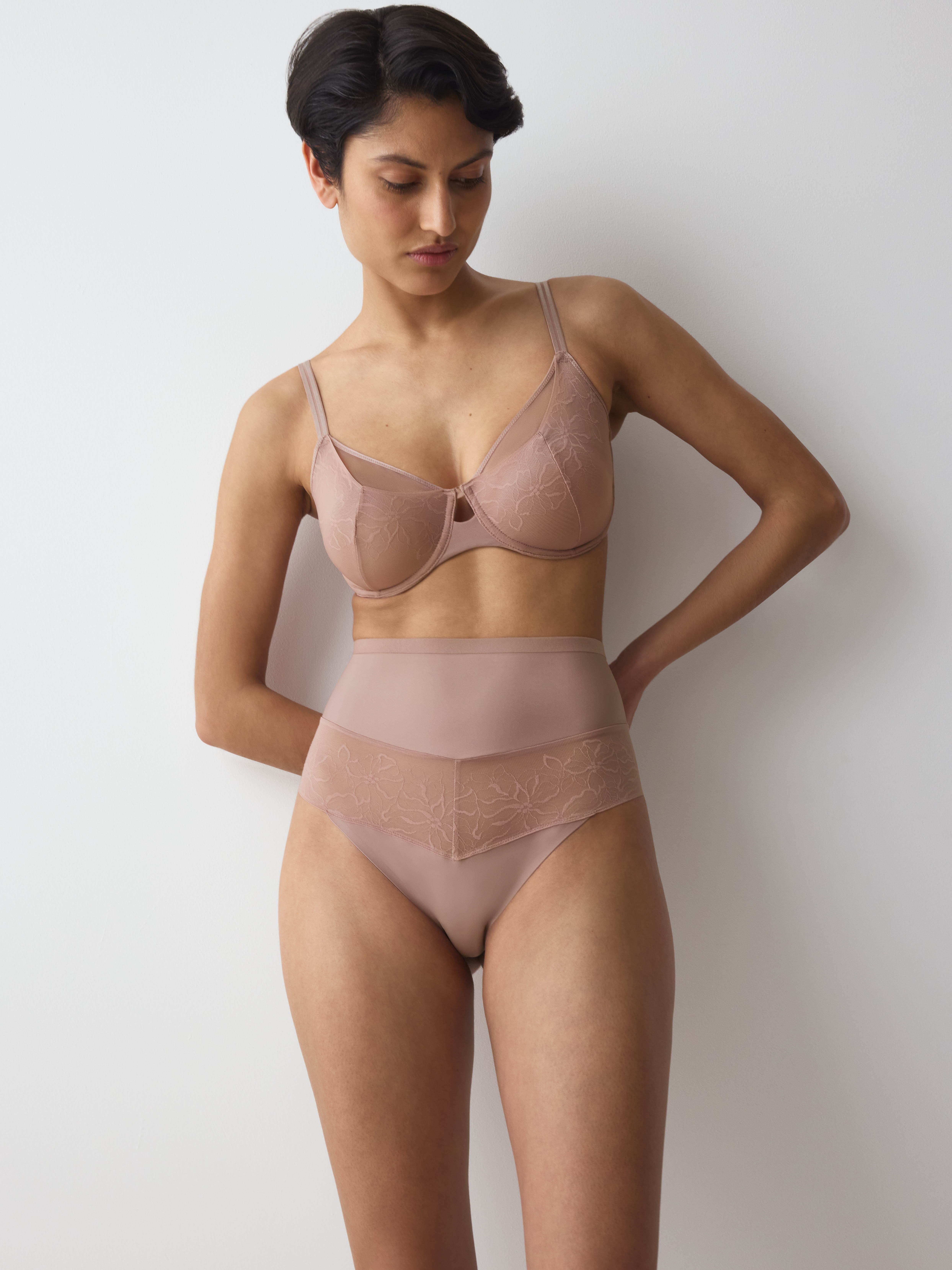 Triumph "Comfort Contour Highwaist String" flache formende Spitze