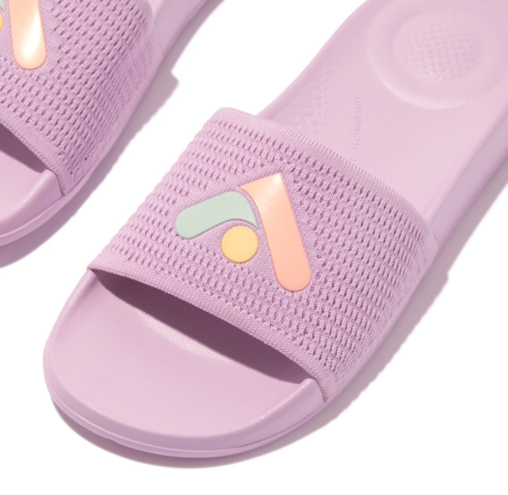 Fitflop Pantolette »IQUSHION ARROW KNIT SLIDES«, Keilabsatz, Sommerschuh, Schlappen mit Logo auf der Bandage