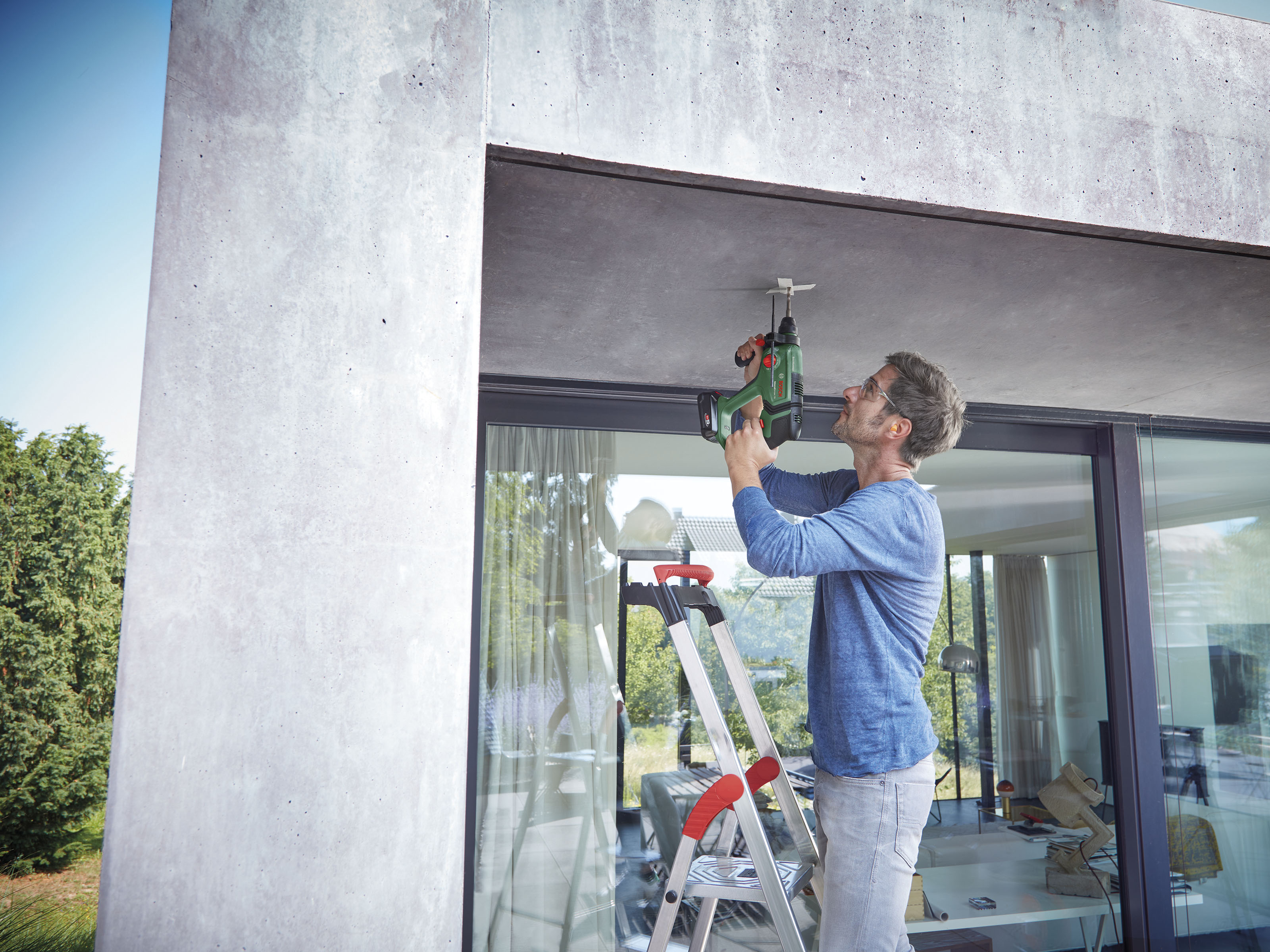 Thumbnail - Bosch Home & Garden Akku-Bohrhammer "UniversalHammer" mit 2 Akkus 18V/2,5Ah und Ladegerät AL 1