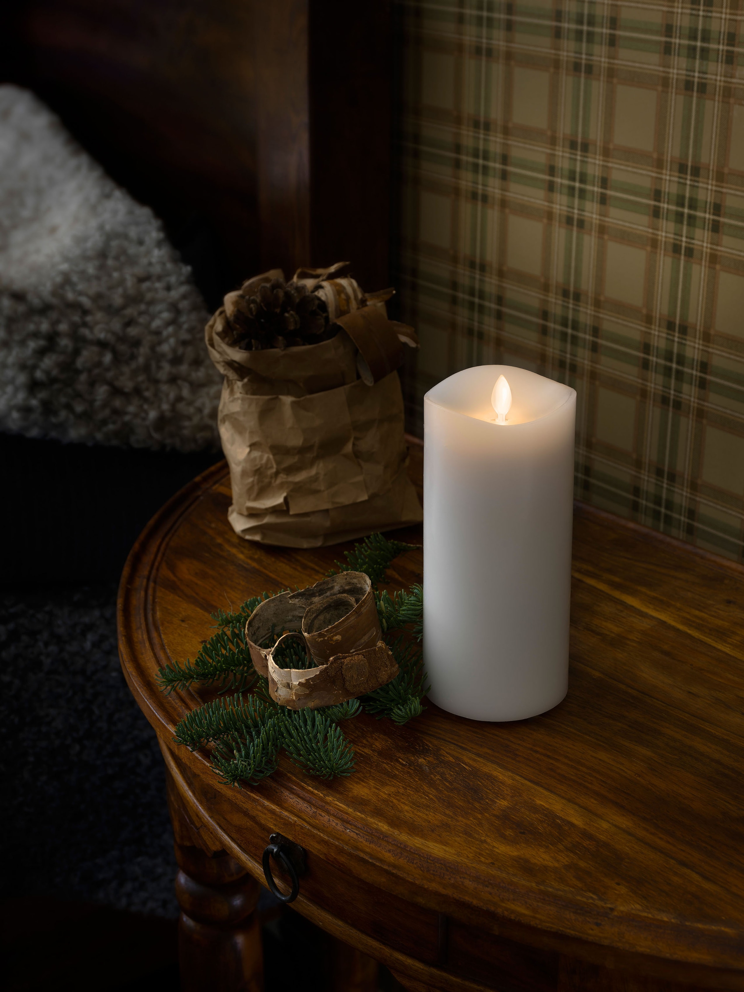 KONSTSMIDE LED-Kerze, Duftkerze, weiß, flackernd, mit Lavendel-Duftpad,Ø 9 cm, Höhe: 18 cm
