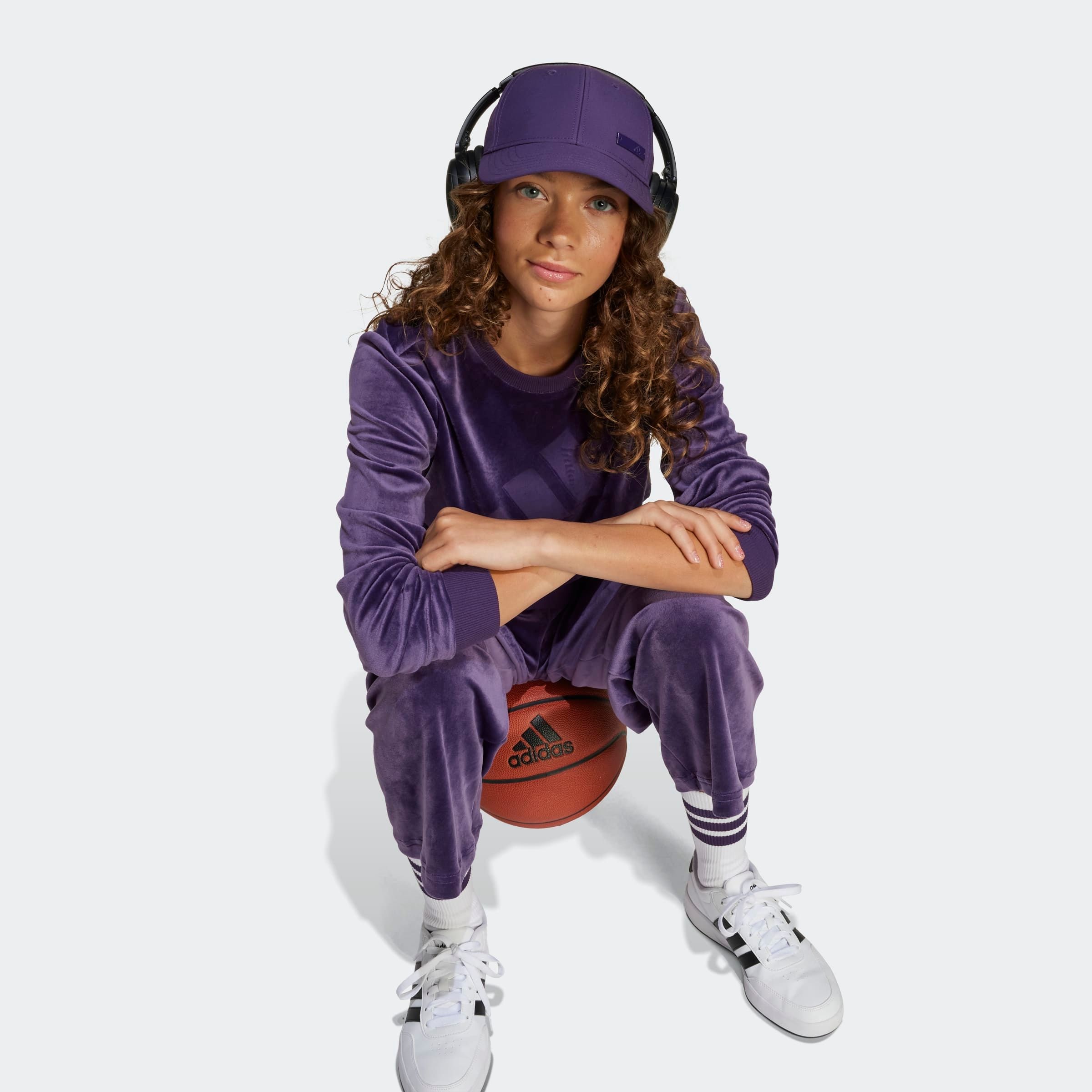 adidas Sportswear Sweatshirt »JG HLD C SWT«, aus weichem Samt, bauchfreier Schnitt, Rundhalsausschnitt
